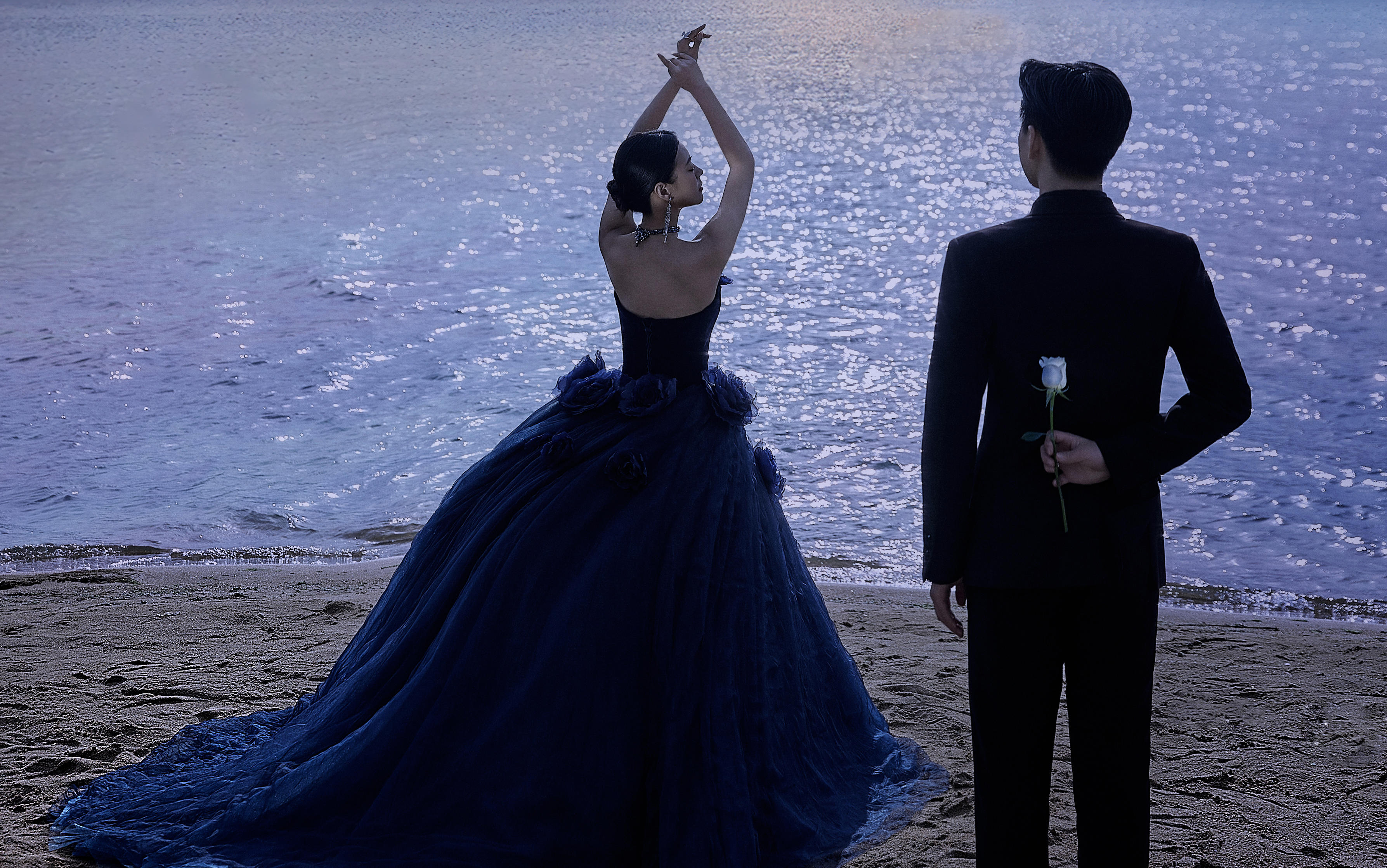 灰蓝色的高级海景婚纱照
