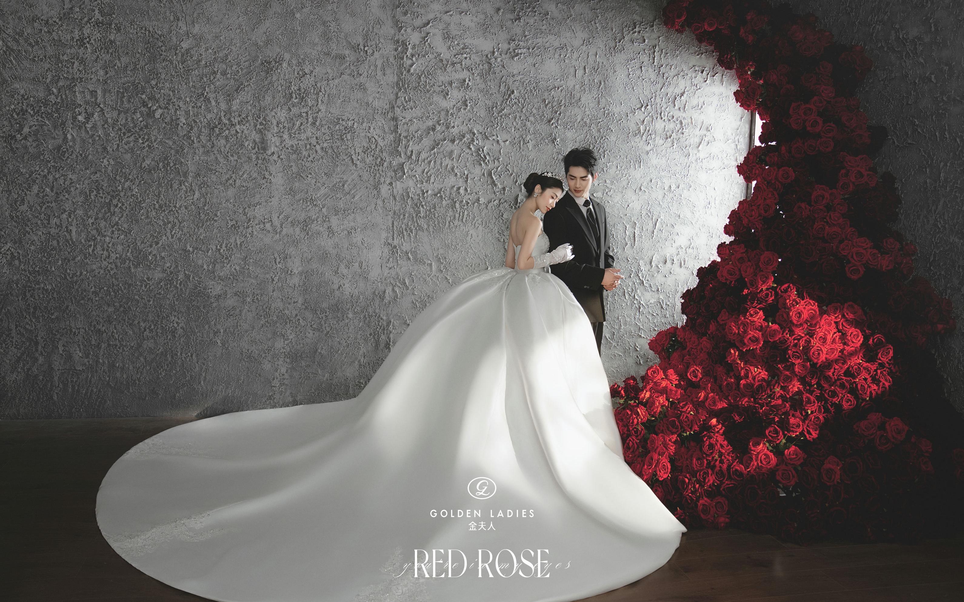 又心動(dòng)了??美到心坎里的玫瑰花墻婚紗照