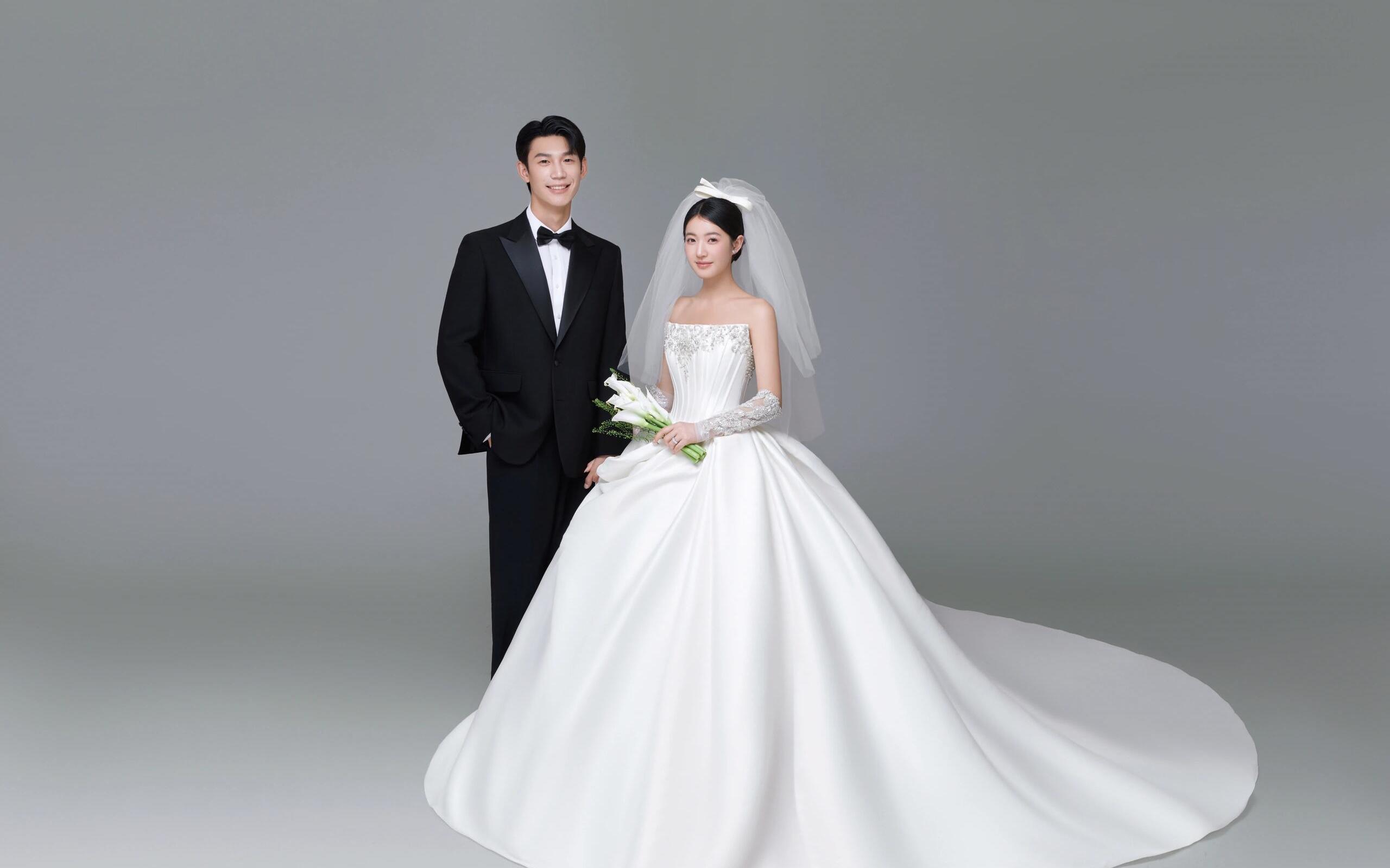 【一定要嘗試的一組室內(nèi)極簡(jiǎn)婚紗照哦】