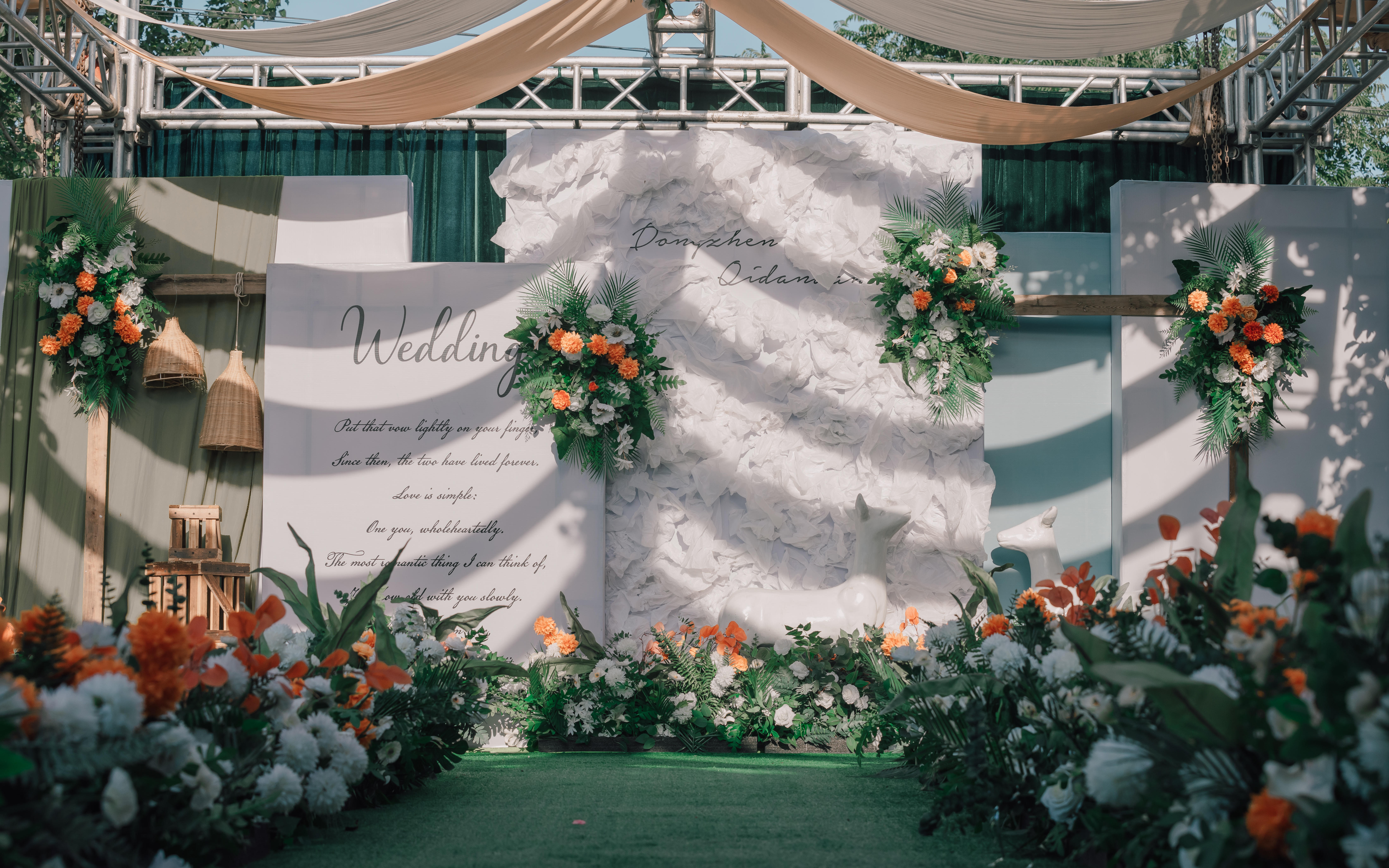 白色与绿色的完美结合、呈现了新人对于婚礼的向往。