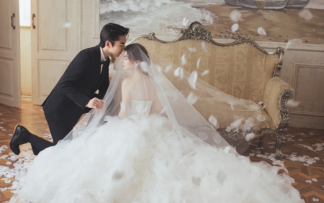 梦中情纱！一眼爱上的浪漫花瓣婚纱照