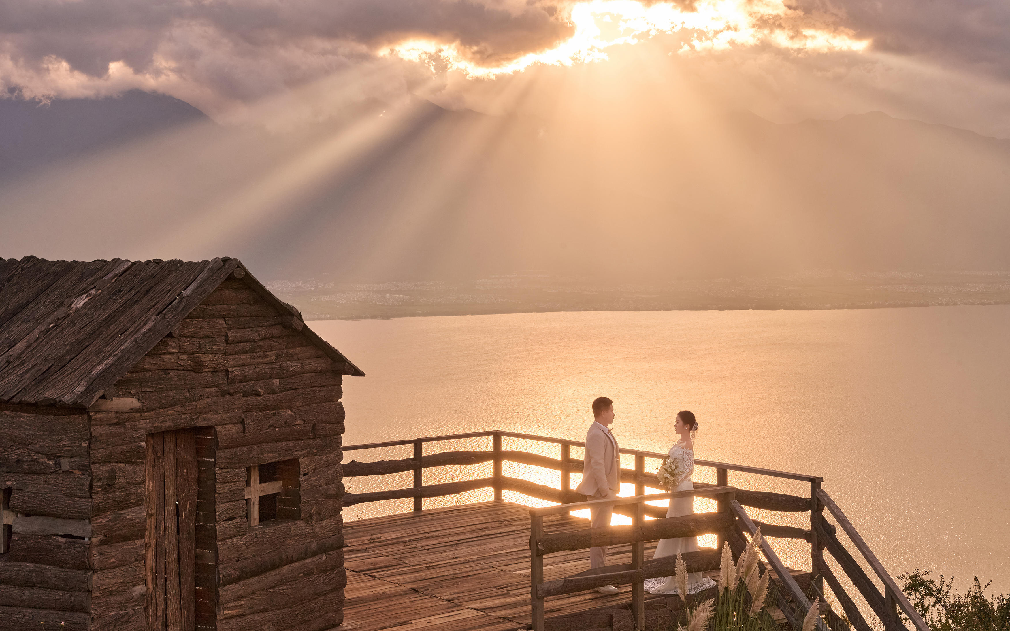 ?? 晚霞偷偷給我們的婚紗涂蜂蜜啦！