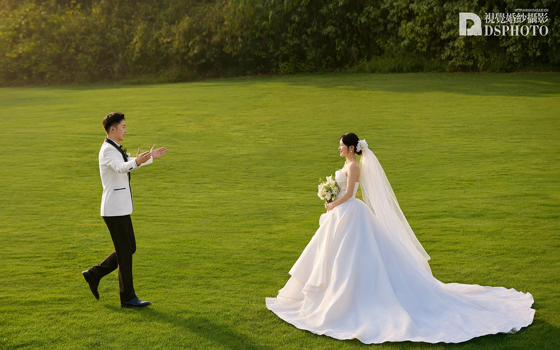 ✨氛围感拉满！草坪婚纱照这么拍松弛感绝了🍃