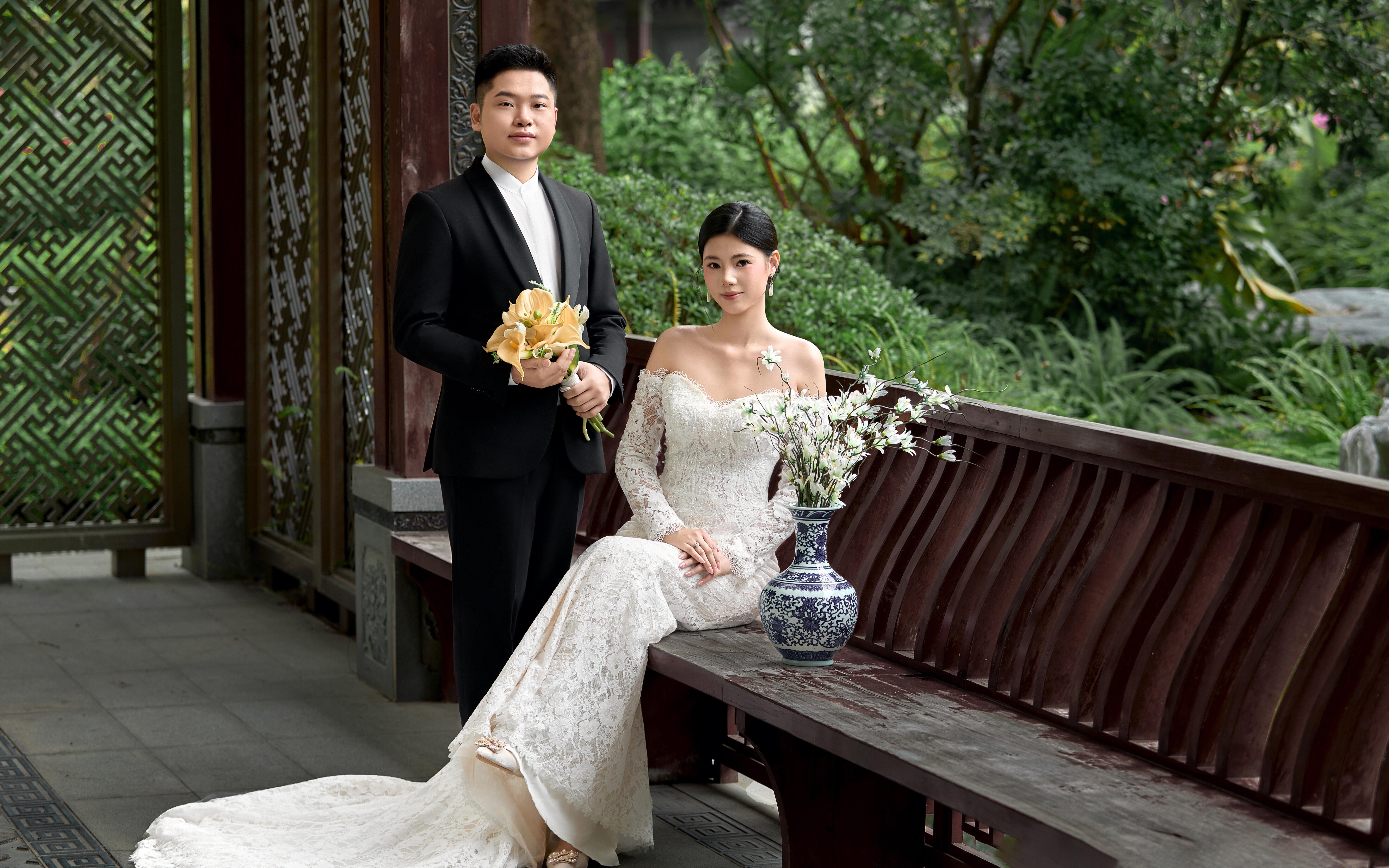 東方人的含蓄美庭院里的園林中式婚紗照
