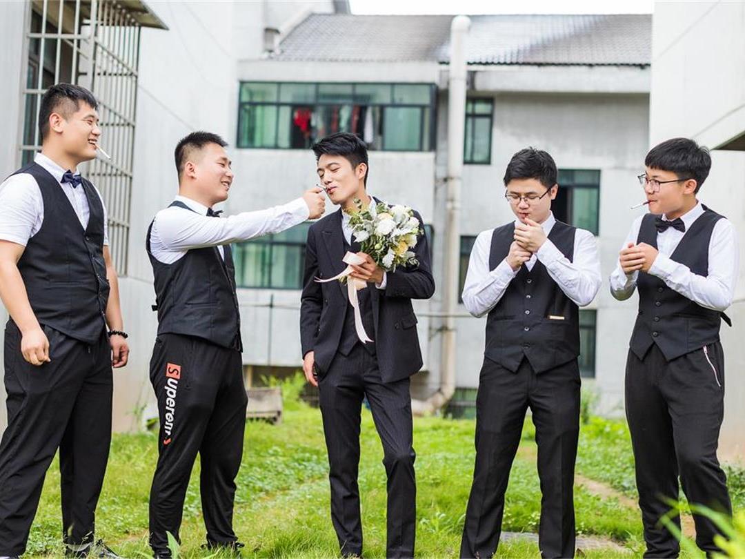 定婚纱礼服送量身定制男士西服五件套