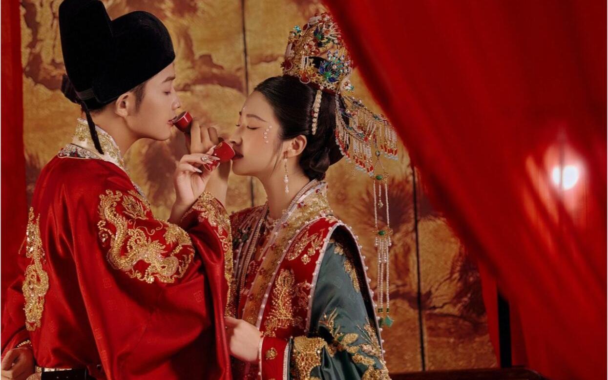 【赴一場(chǎng)中式浪漫 鳳冠霞帔明制漢服婚紗照】