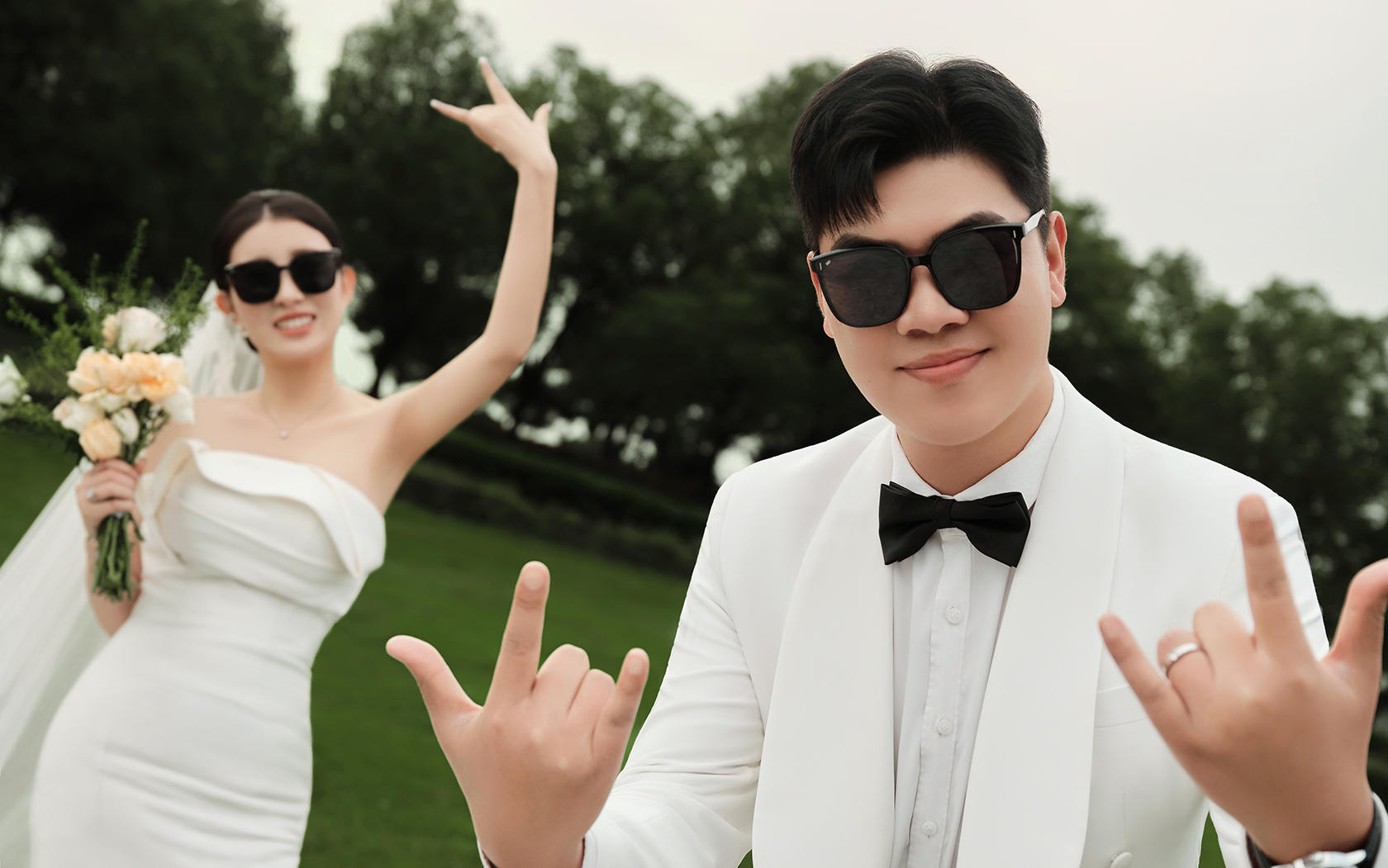 誰說草坪婚紗照要端莊??動作越大越出片