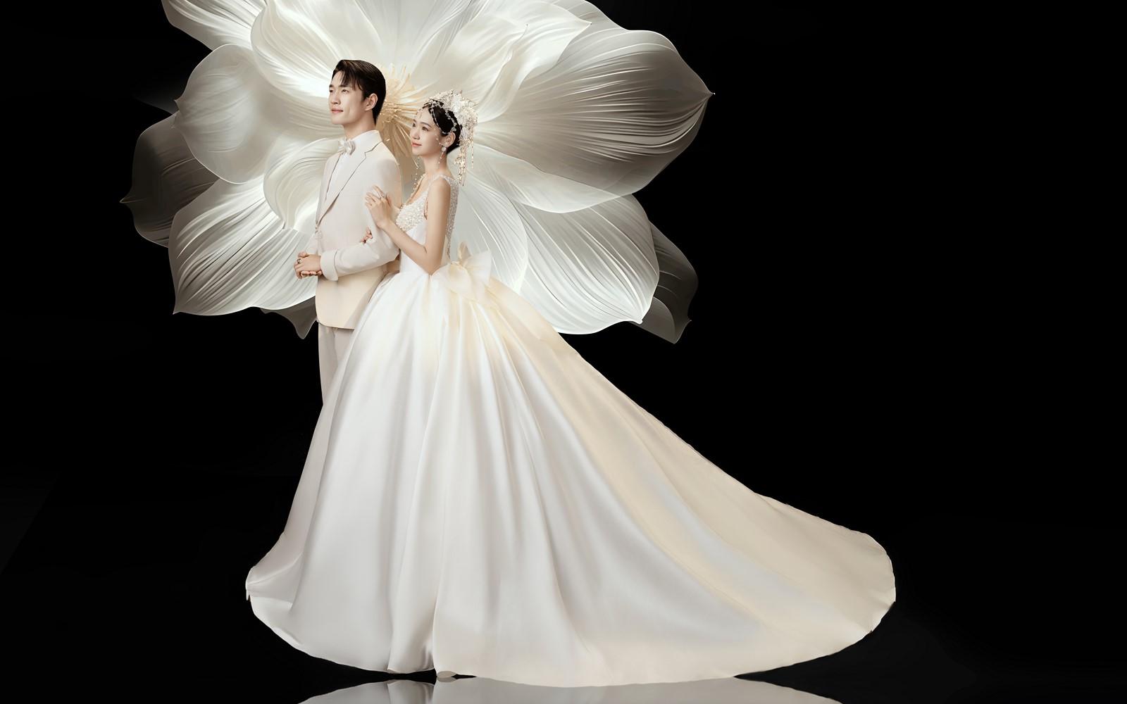 高级感爆棚的纸艺花婚纱照｜室内婚纱照