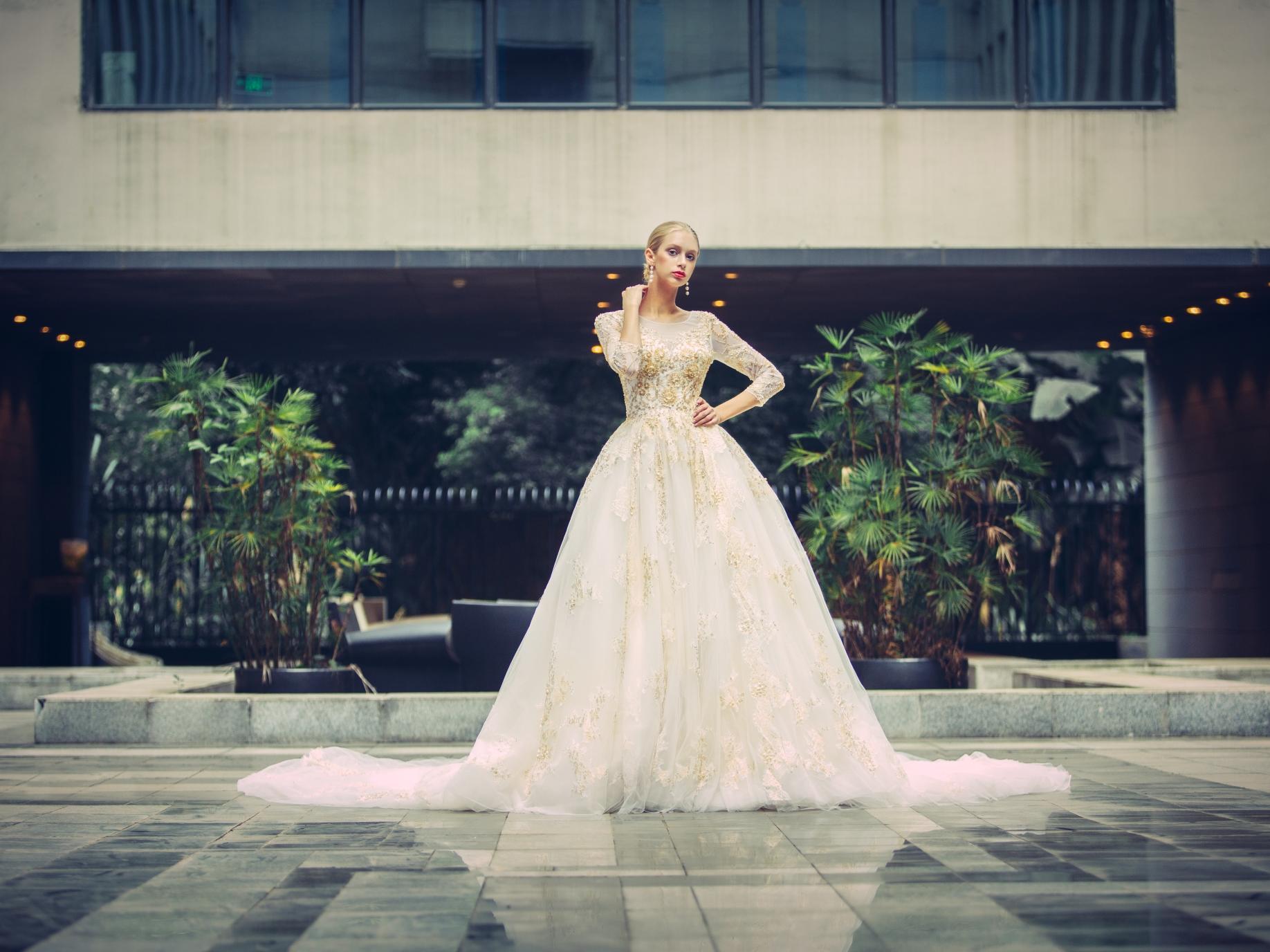 「本季主推」主纱+拖尾+敬酒服+赠送伴娘服三件