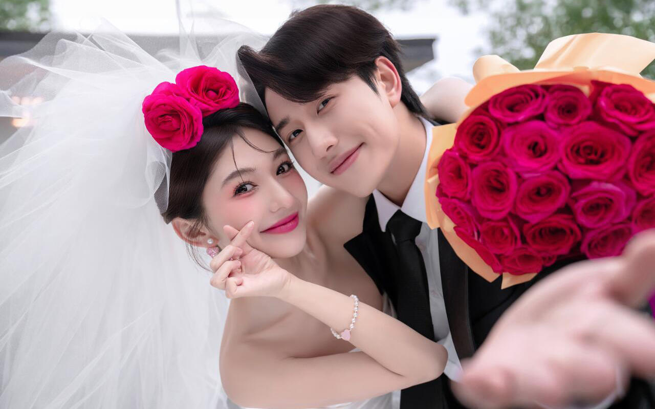 听说00后都想拍这样的街拍婚纱照
