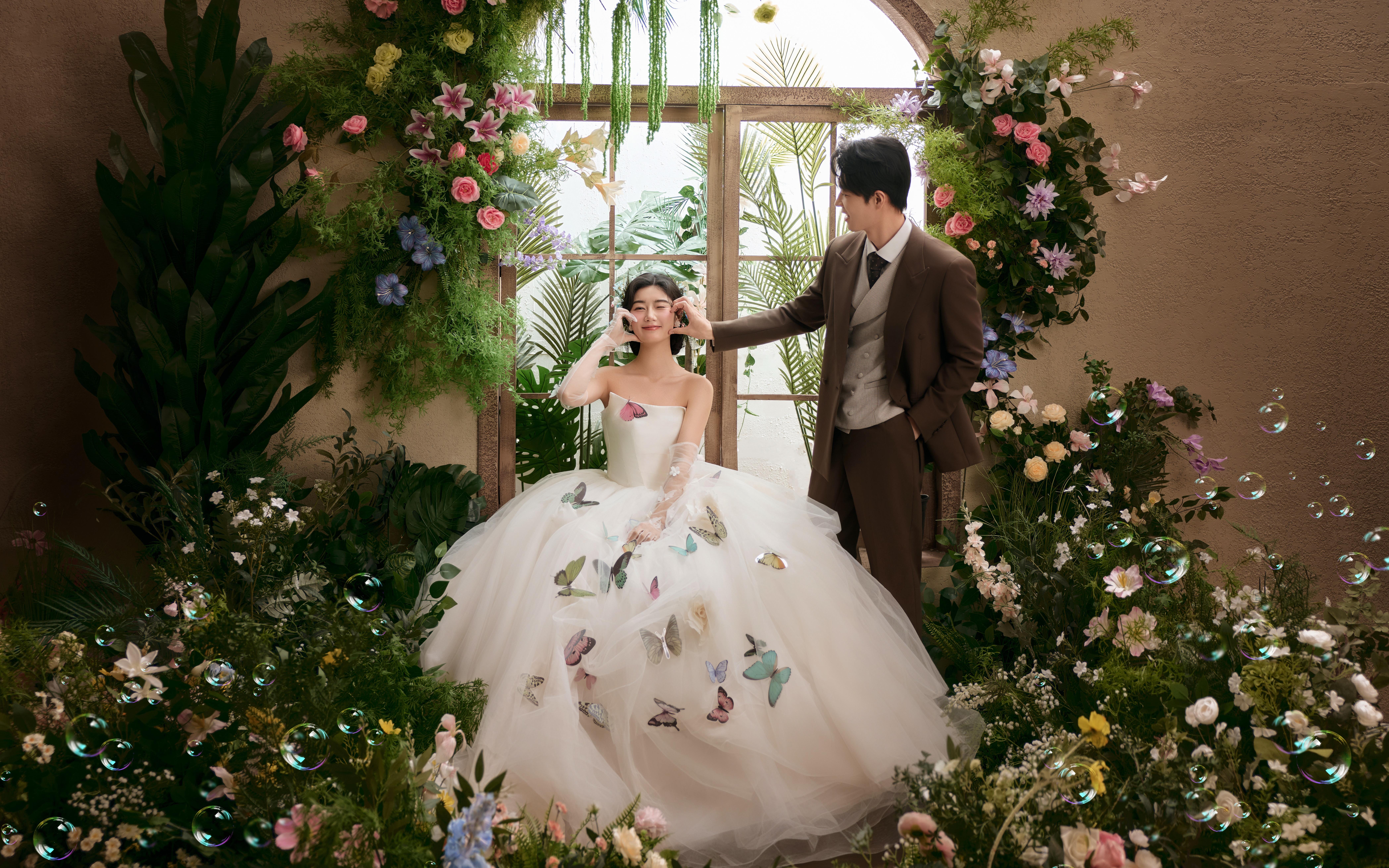 谁懂啊！在室内也能拍出森系花房婚纱照