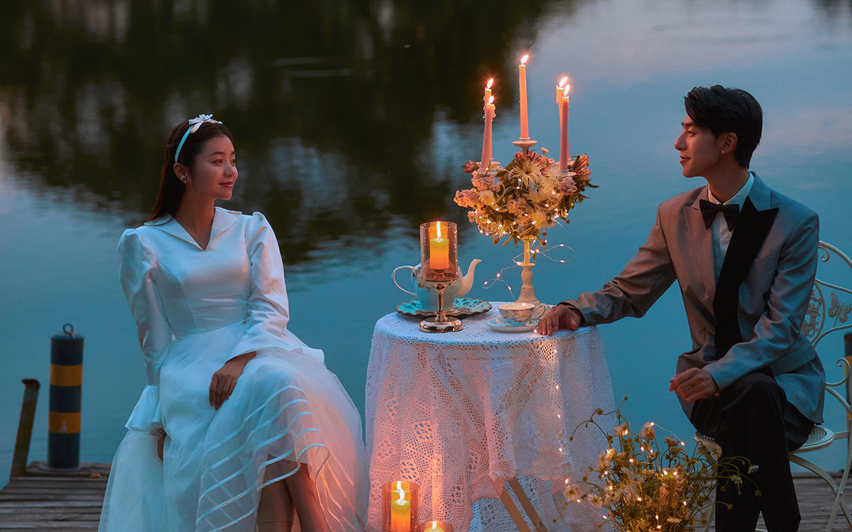 邂逅一场湖畔夜景的梦幻婚纱照✨