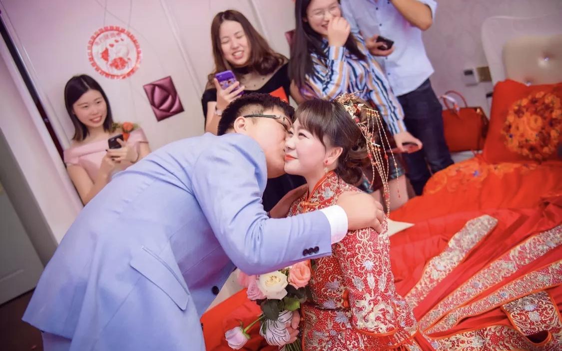 看过一千个关于美好的句子，全都不及你穿嫁衣的样子