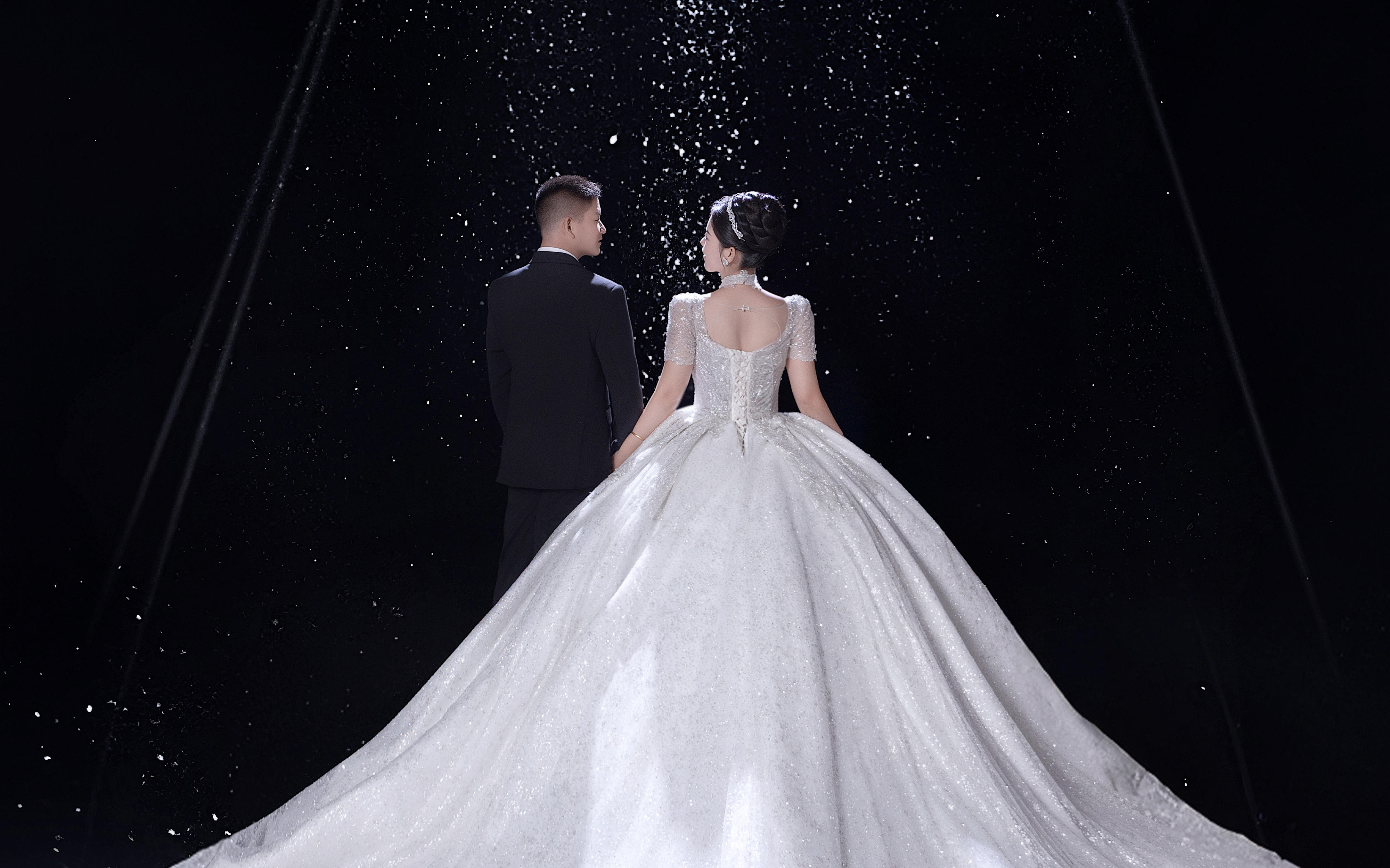 人生高光时刻✨好喜欢这组星河光影婚纱照啊