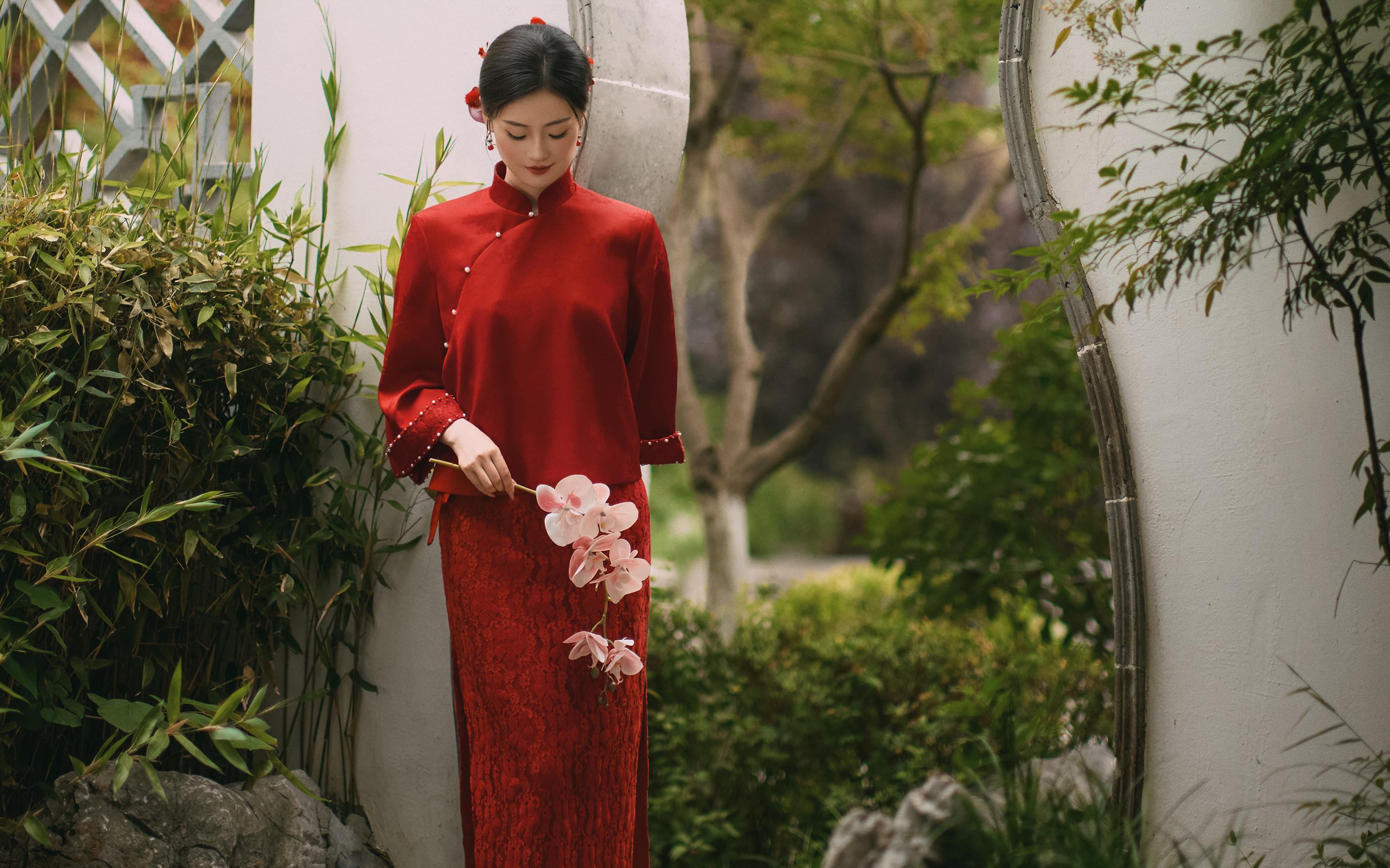 一抹馥郁中国红，点亮园林婚纱照的韵味~