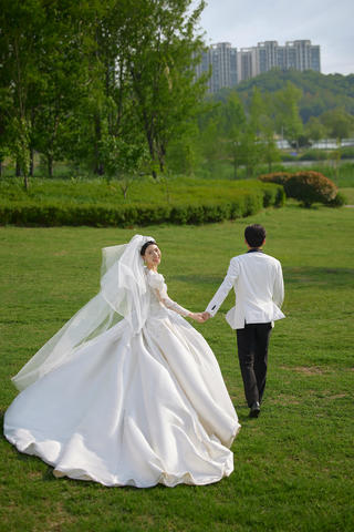 美到犯规的高级感森系草坪婚纱照！超好看！