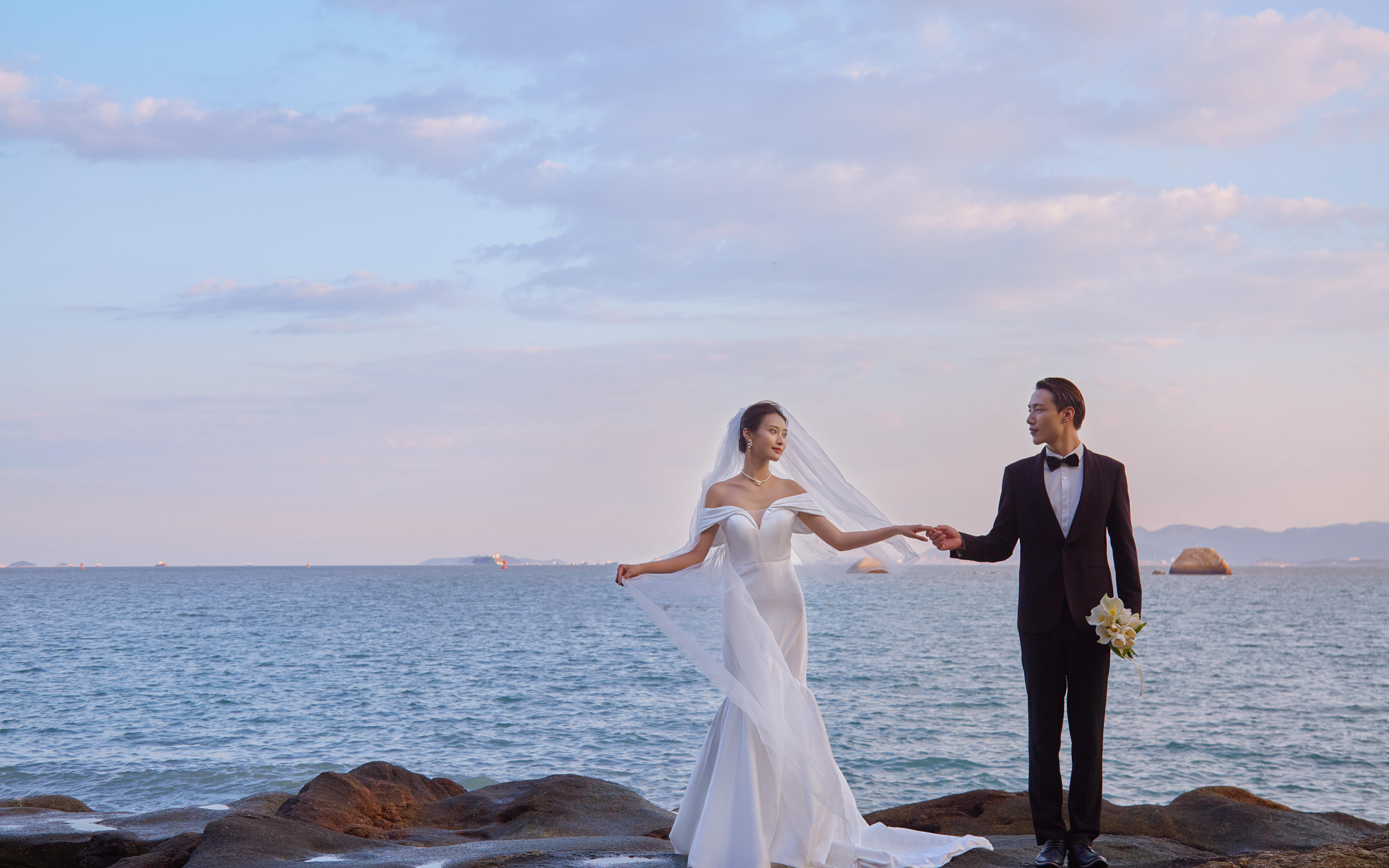 电影质感的海景婚纱照怎么拍都好看