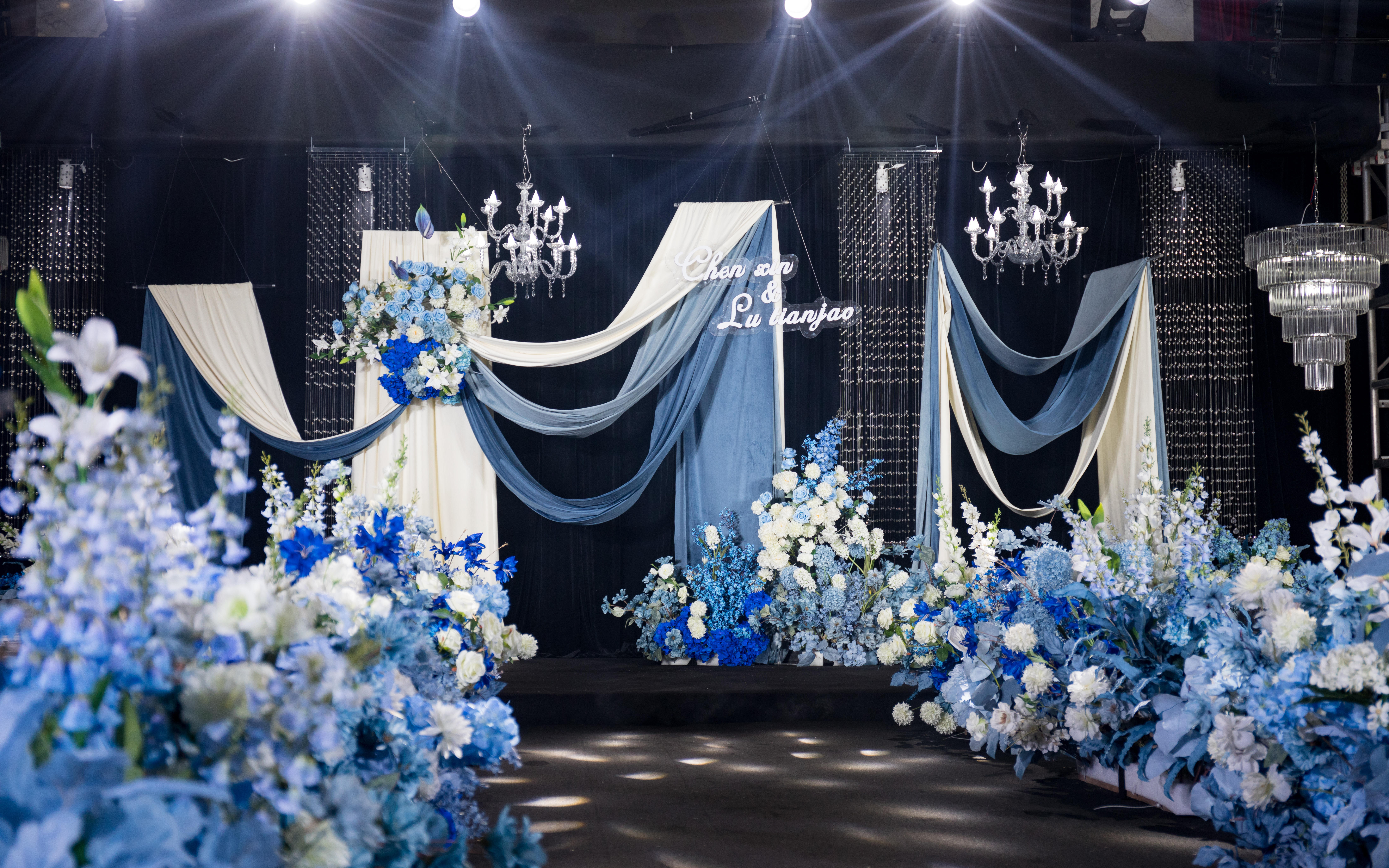 蓝色布幔婚礼