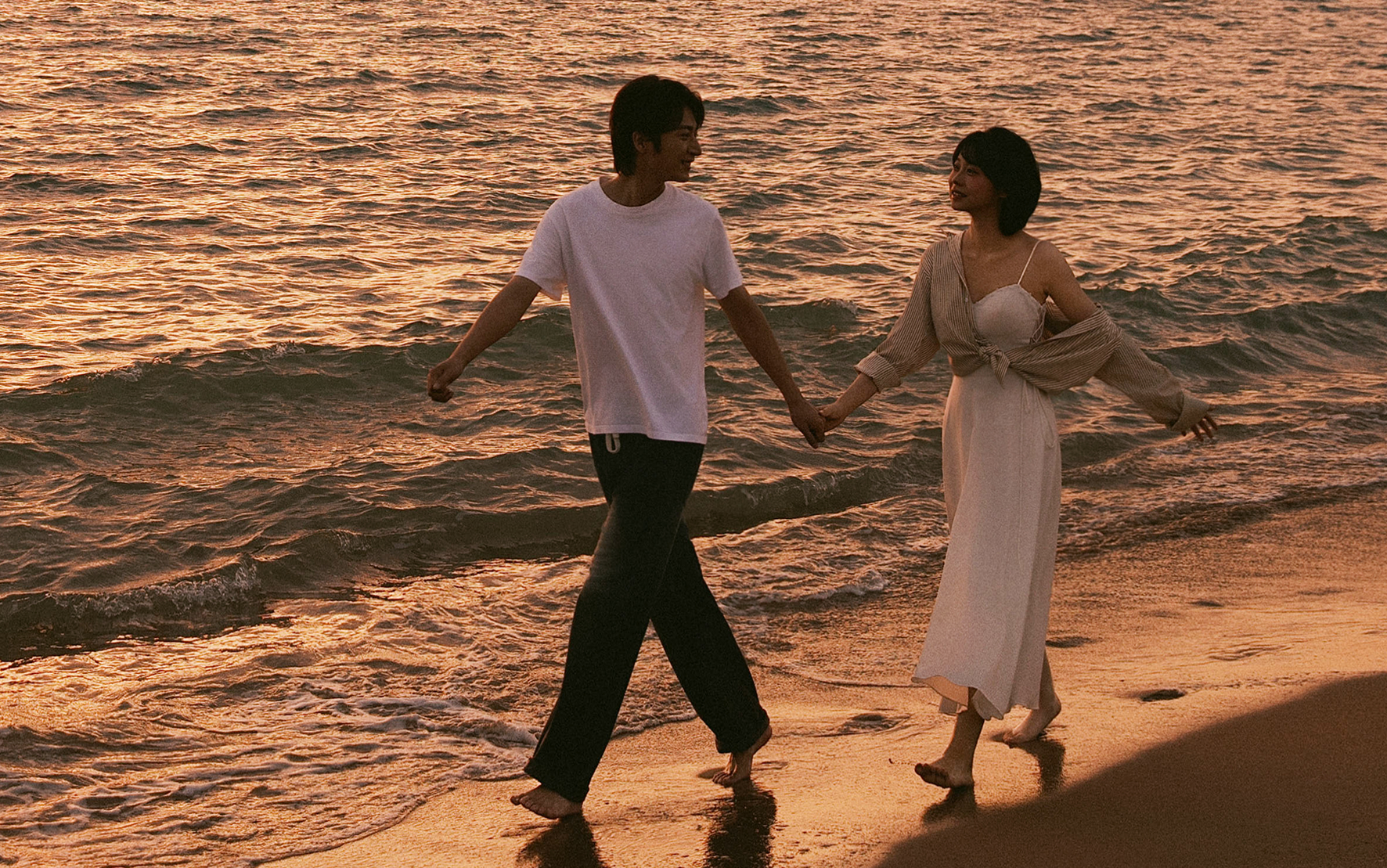 真的被这套婚纱照惊艳到了❗电影感我打满分