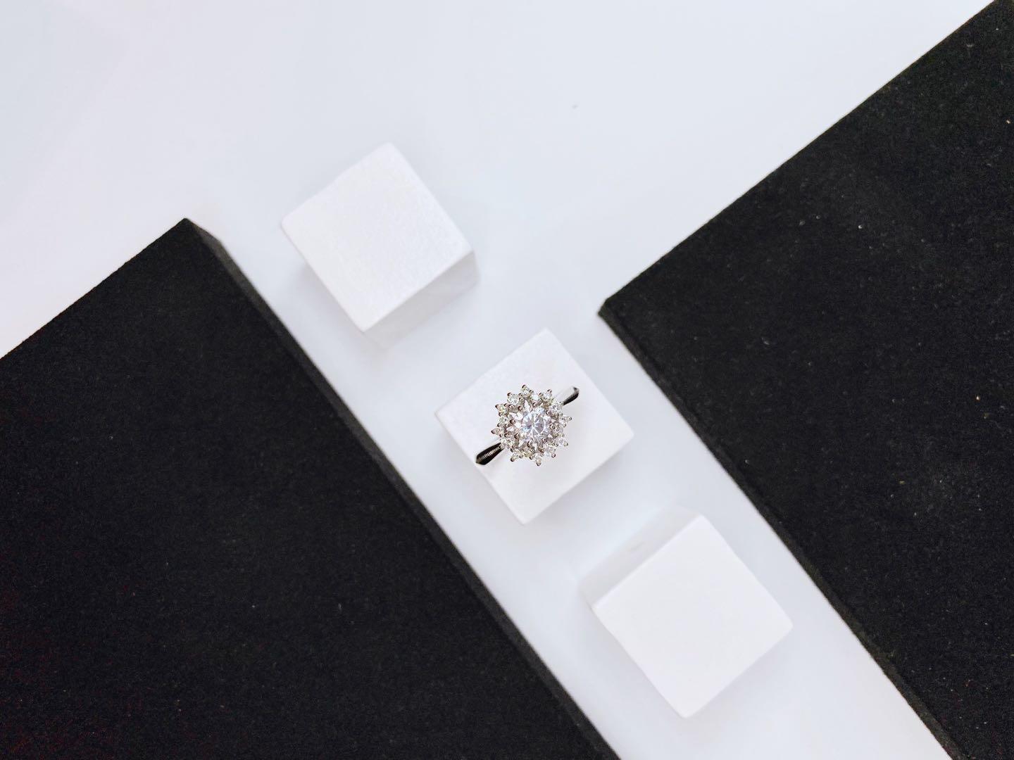 黛西/Daisy 50分18k金订婚求婚钻戒