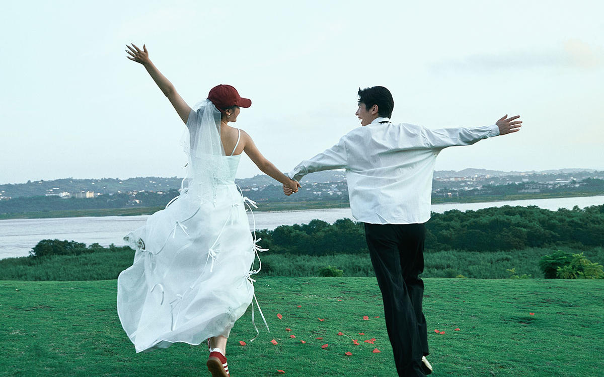 “胶片草坪婚纱照～晴空漫漾松弛爱意