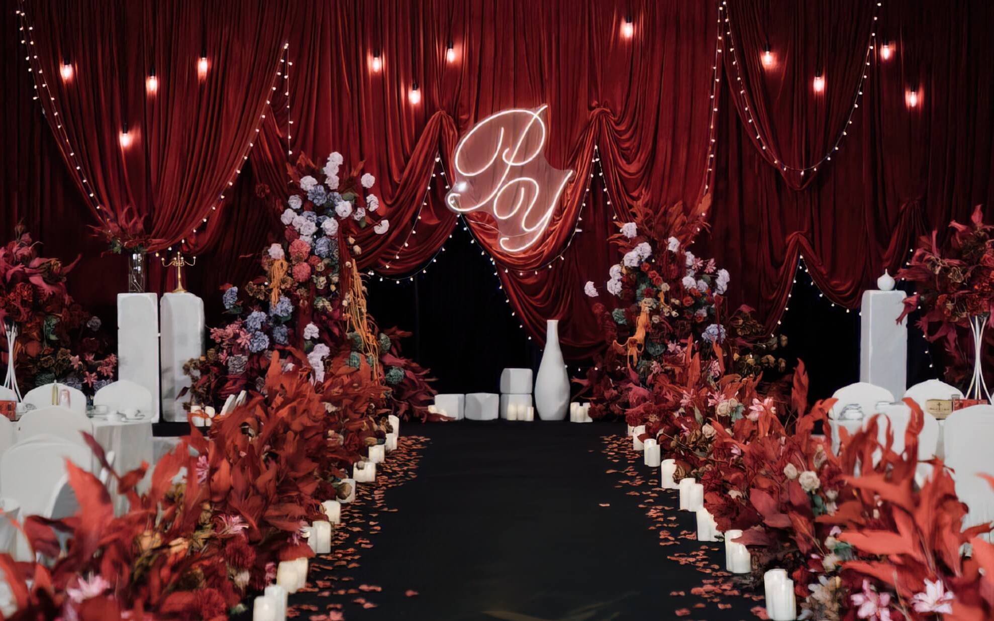 紅色絨布劇院風(fēng)婚禮