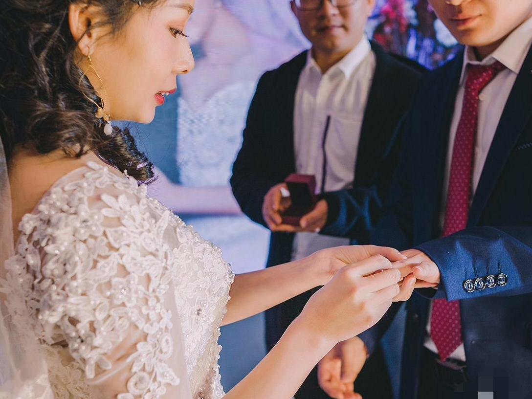 首席化妆全天跟妆二妆二造送礼服免租