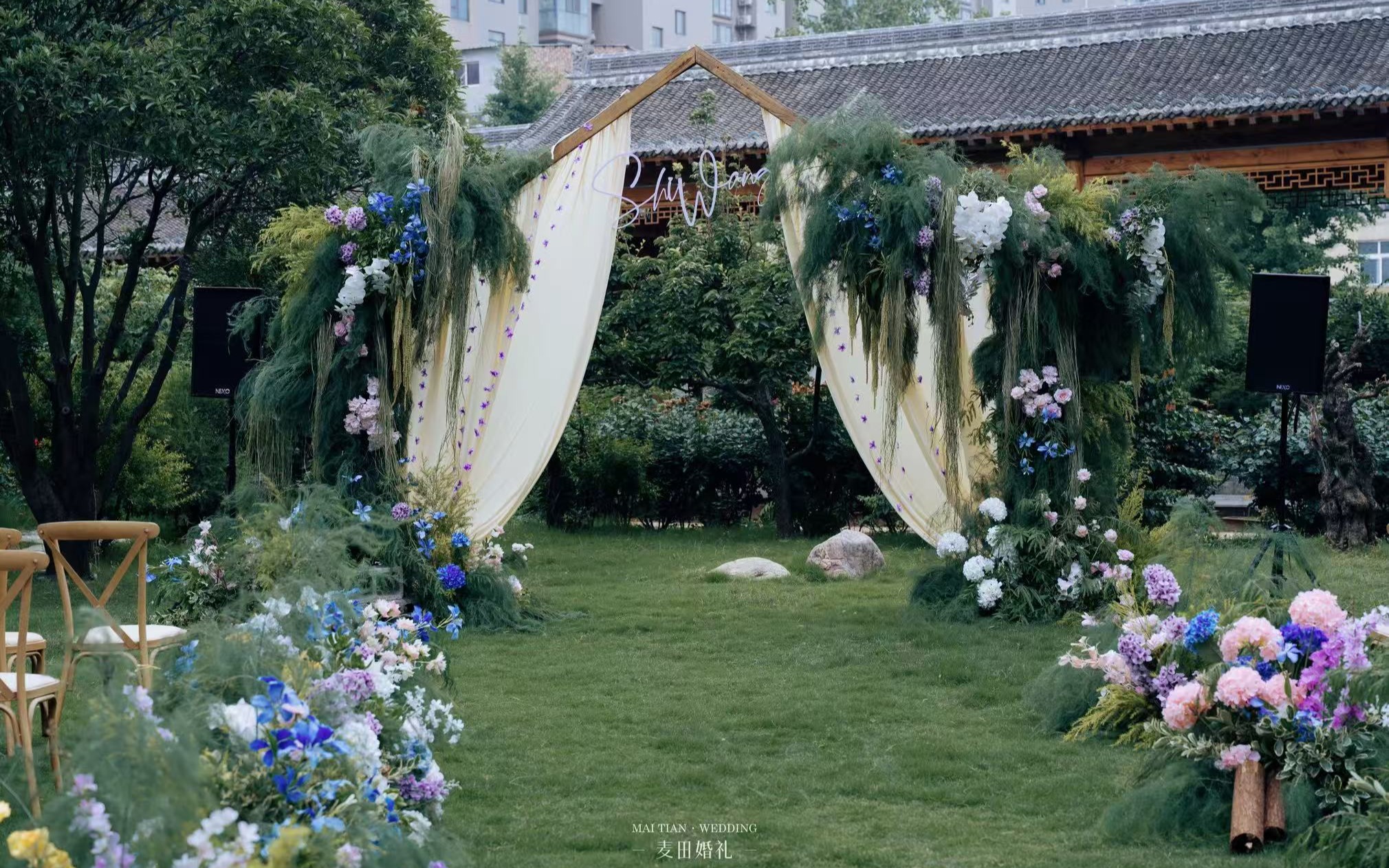 小预算户外草坪婚礼布置（鲜绿植真叶子布置）