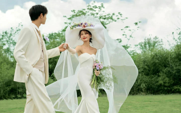 美神降臨?一眼就淪陷的鮮花帽紗法式婚紗照