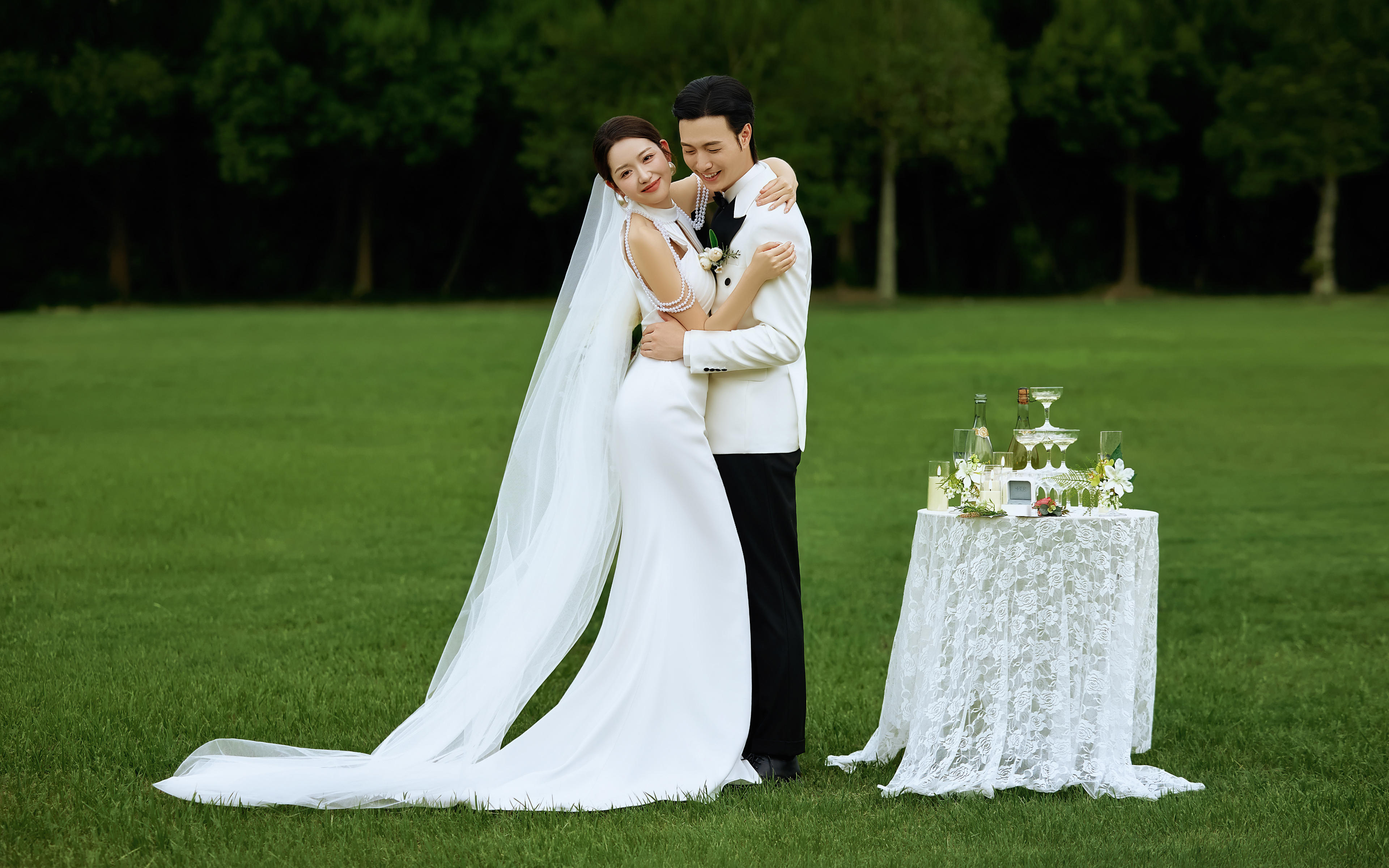 唯美大气草坪婚纱照