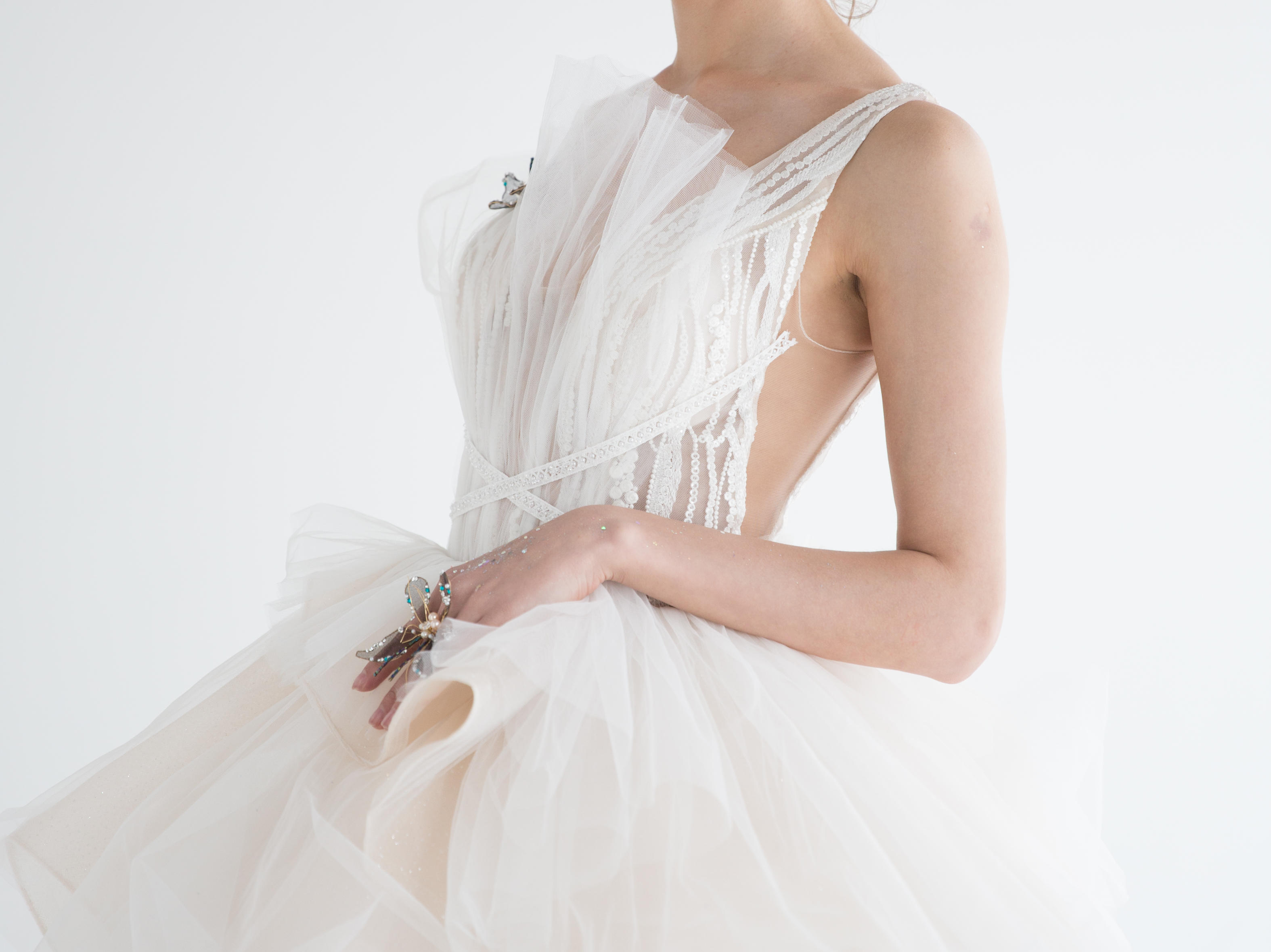 【VANSTAR】高腰小拖尾白色钉珠出门纱主纱纱