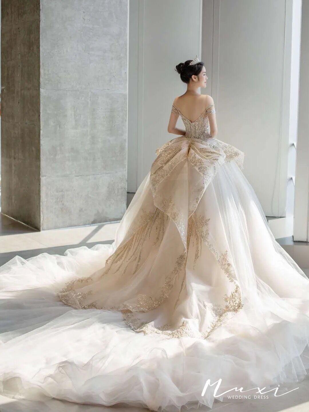 出门纱+高定款主婚纱+敬酒服+8件伴娘服免租金