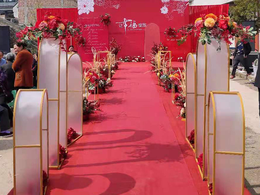 浪漫满屋农村户外喜庆热闹红色系西式婚礼