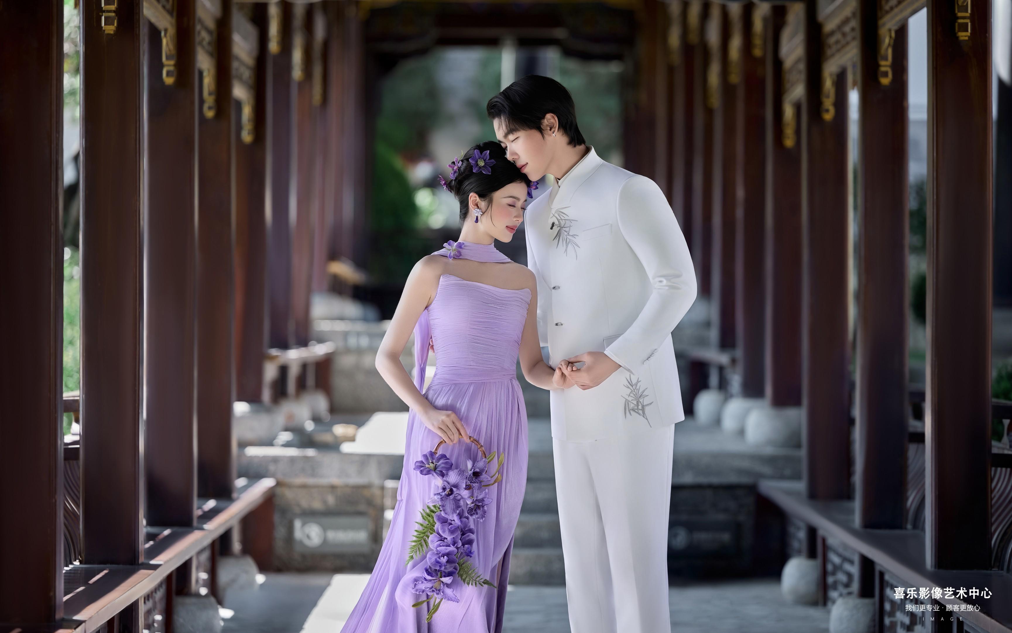 中式園林里的紫蘭詩意婚照
