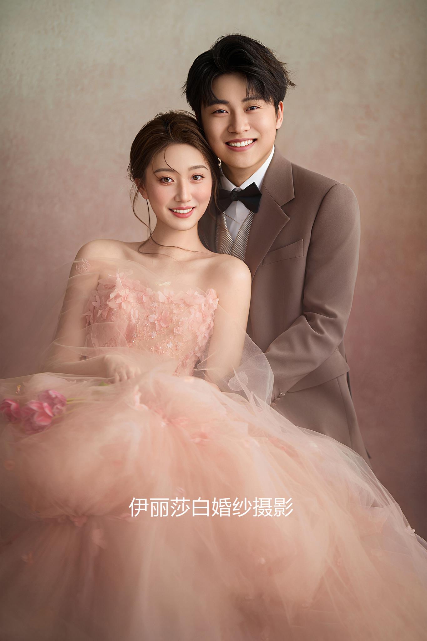 4699套餐送：跟妝+新娘4套+伴娘服+伴郎服 