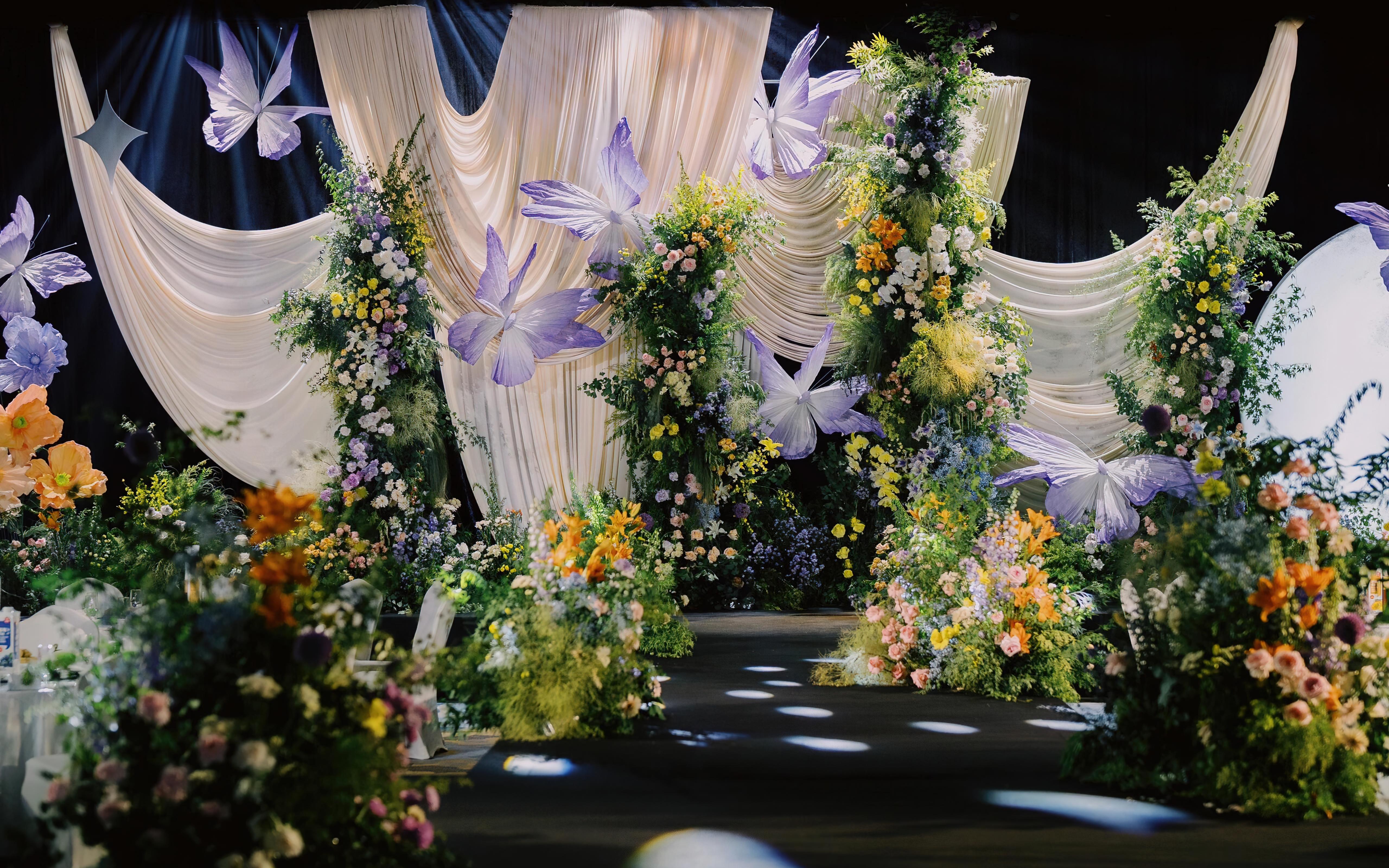 紫蝶逐绿而舞，映衬金色织物华彩