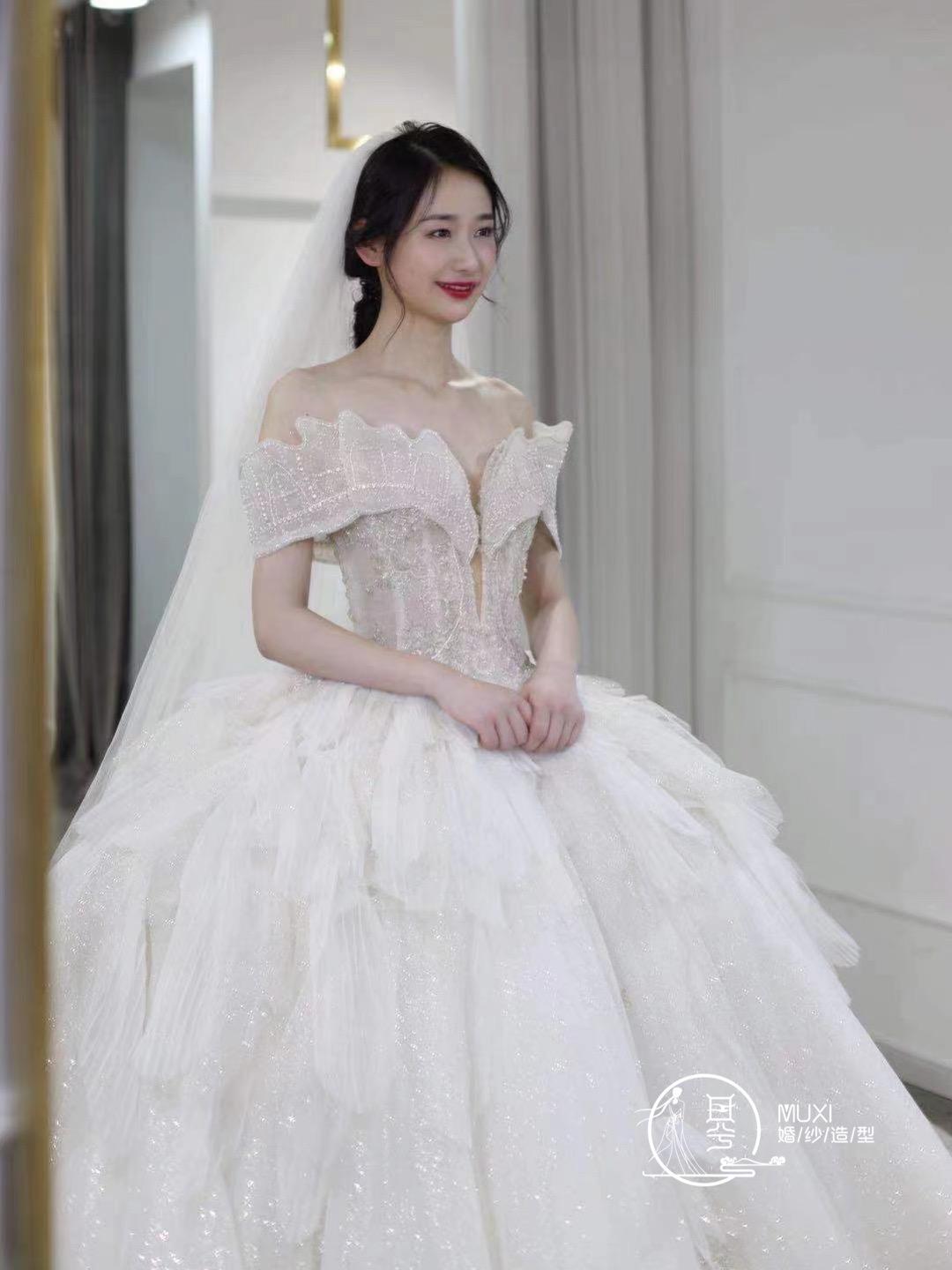 出门纱+高定款主婚纱+敬酒服+8件伴娘服免租金