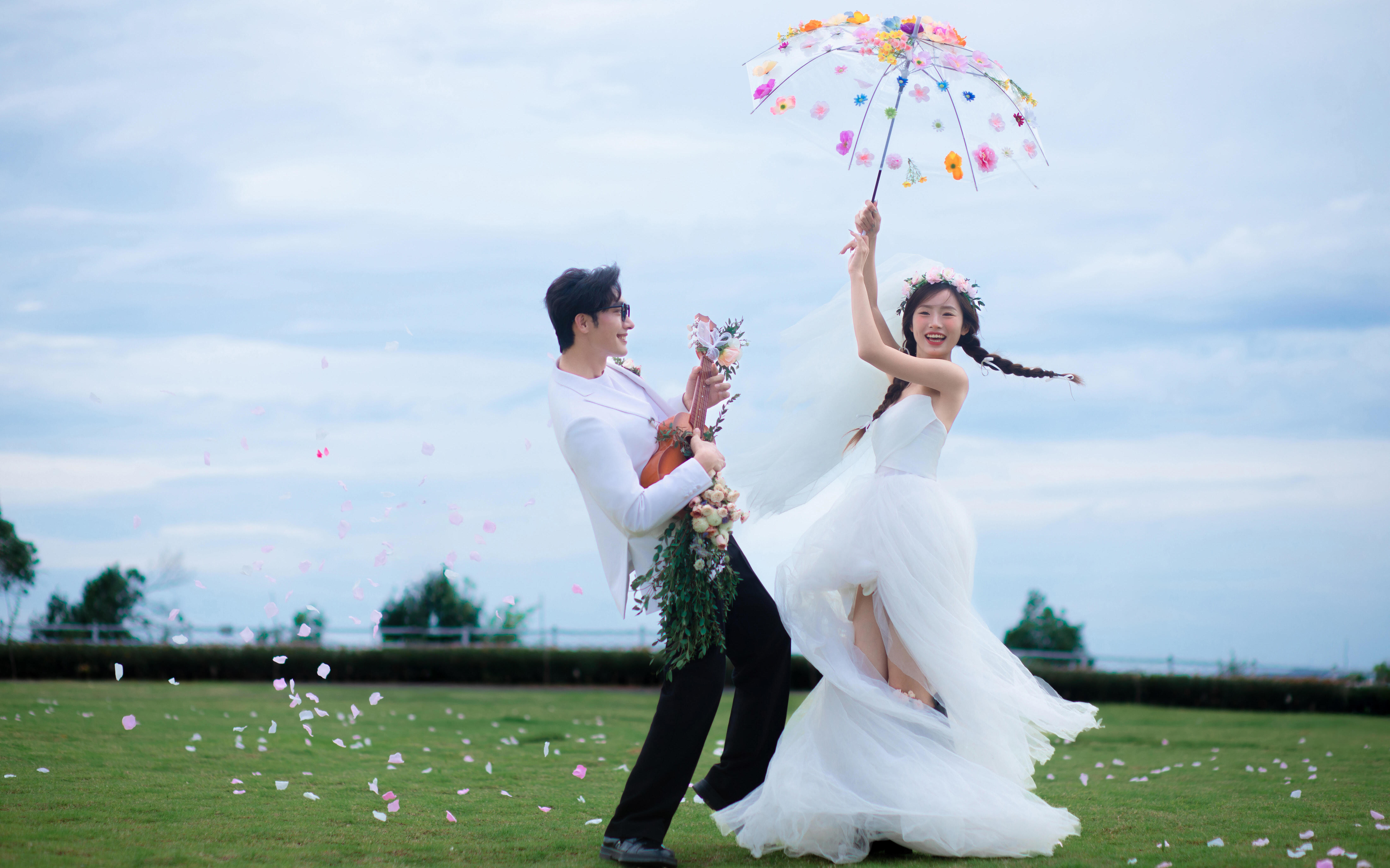 超治愈的森系草坪婚纱照