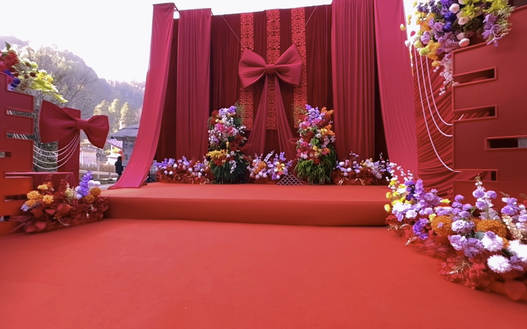 原木屋舍融合新中式仪式，现场呈现温润雅致