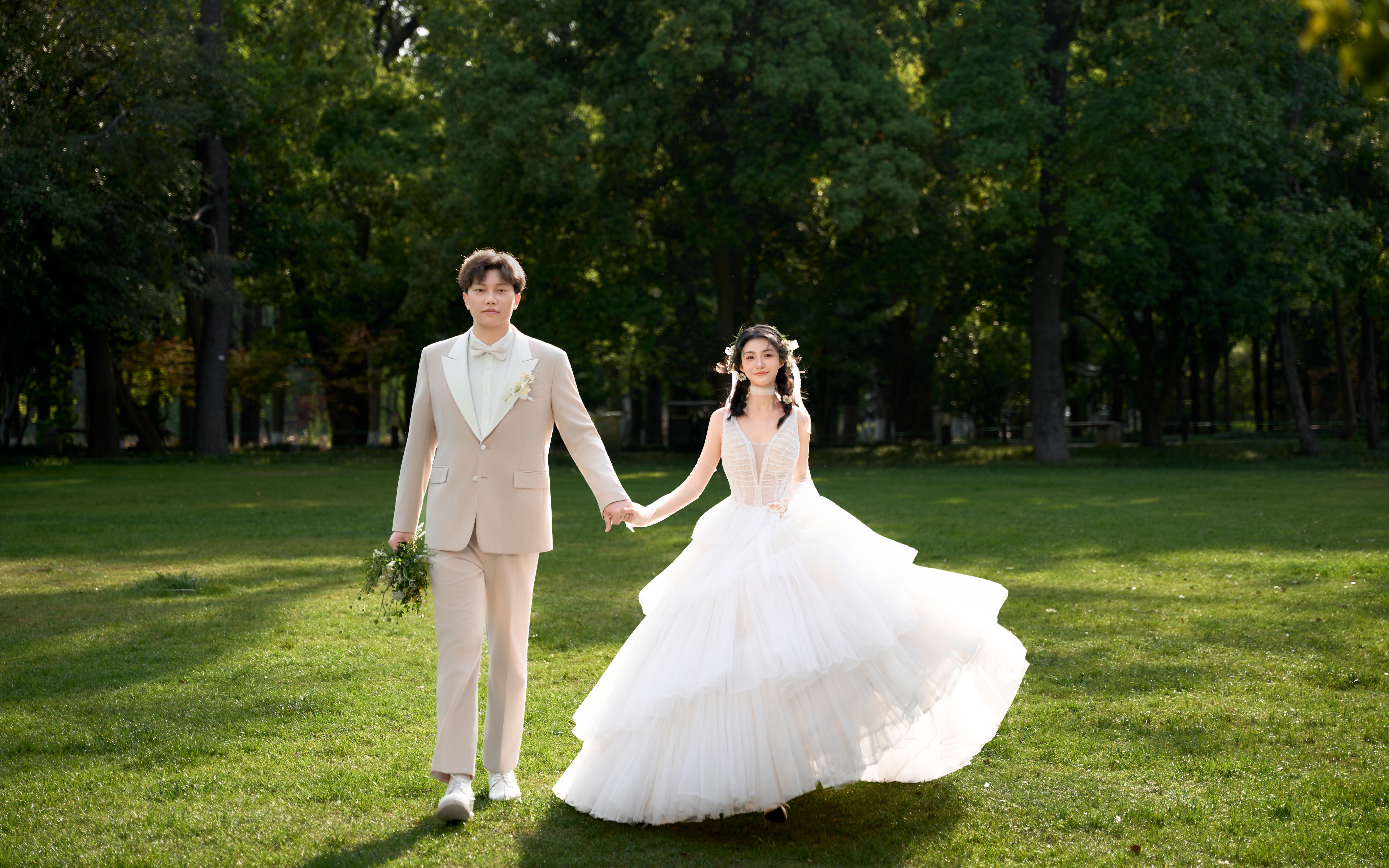 【客片欣赏】森系草坪婚纱照 太适合盛夏拍啦
