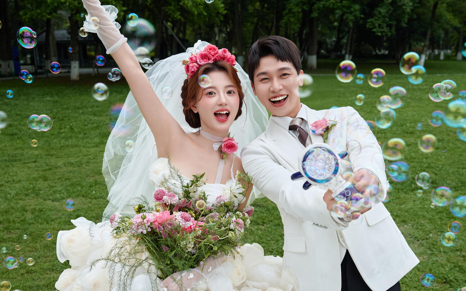 森系草坪婚紗照氛圍感拉滿(mǎn)~