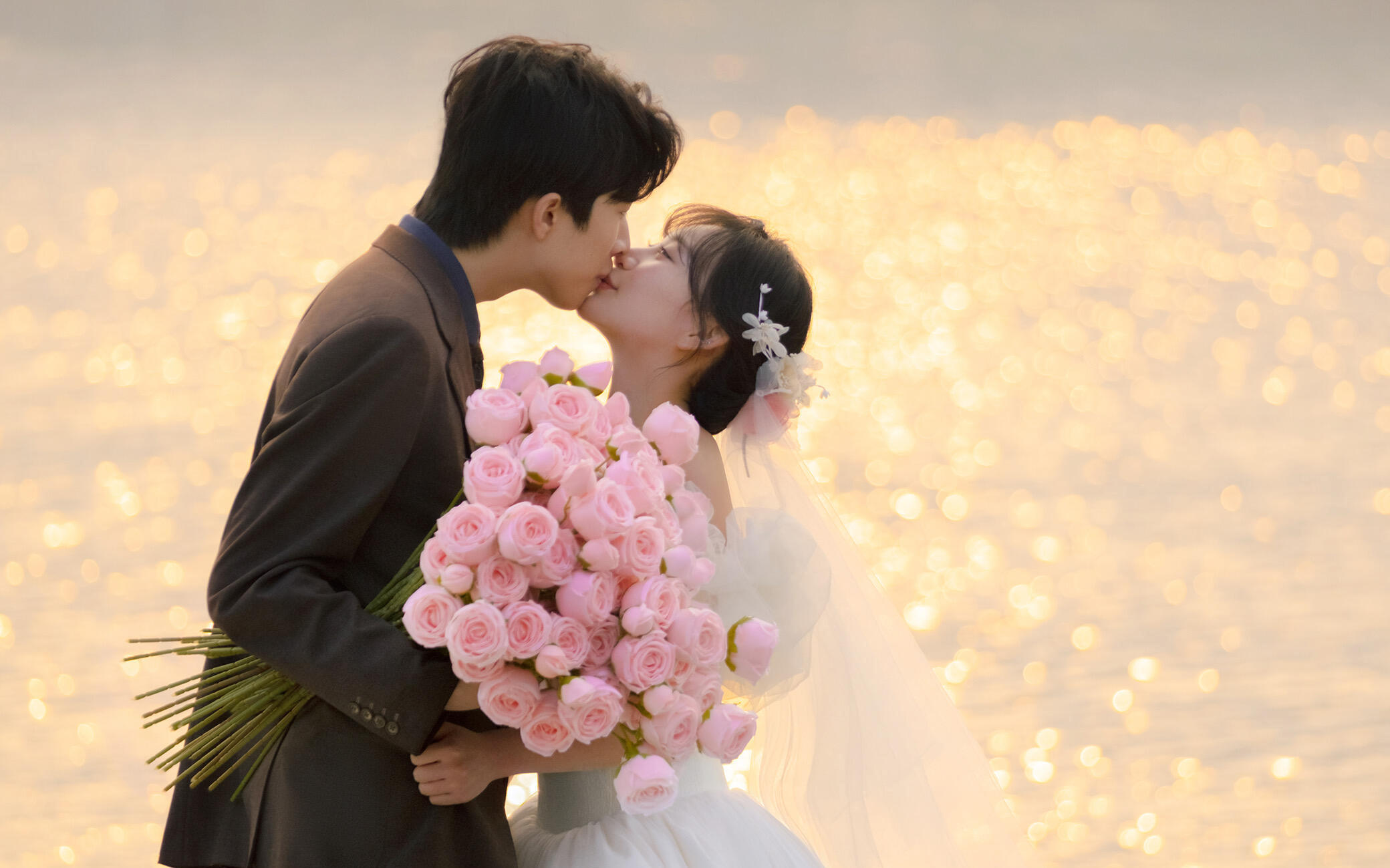 肉眼可見的氛圍感！湖邊夕陽(yáng)婚紗照幀幀浪漫