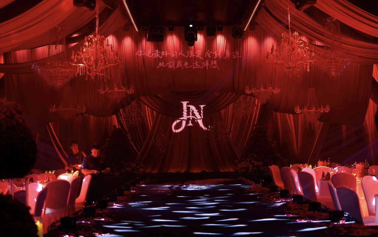 紅幕垂落，共赴熾熱浪漫之約