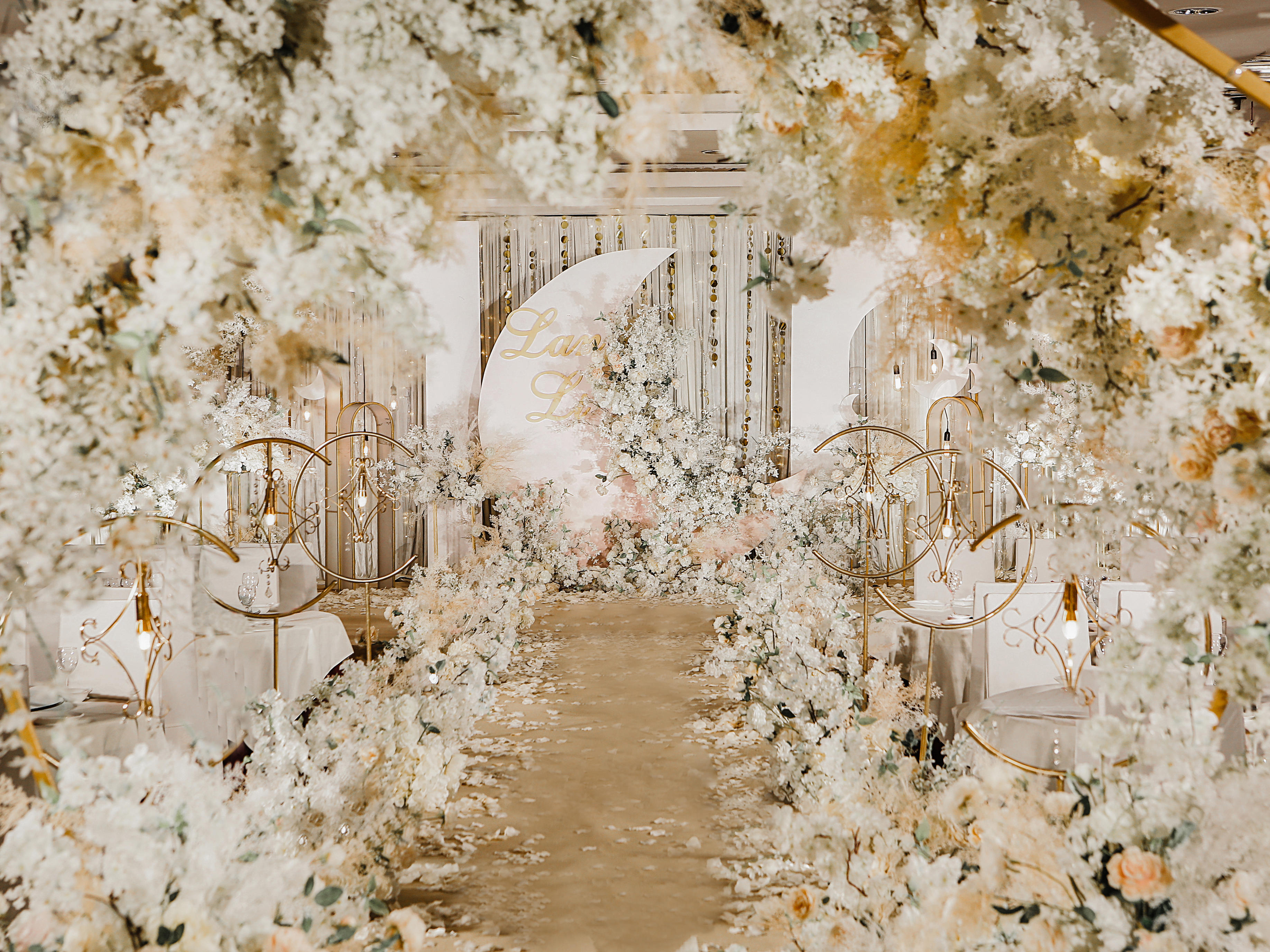 初晴“朝暮与岁月并往，我与你一起行至天光”