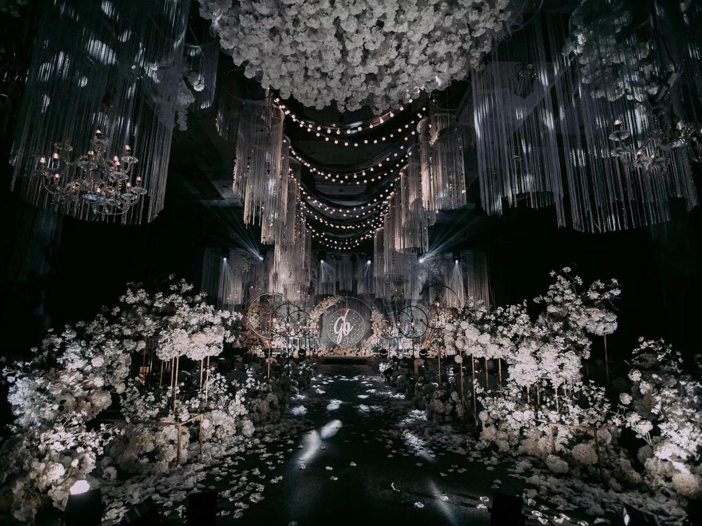 白金色系鲜花吊顶婚礼布置