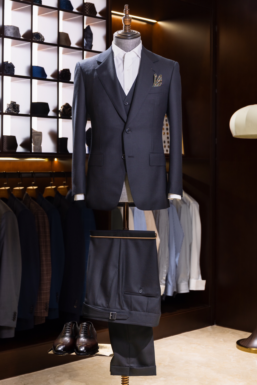 黑色平駁領(lǐng)經(jīng)典款套裝