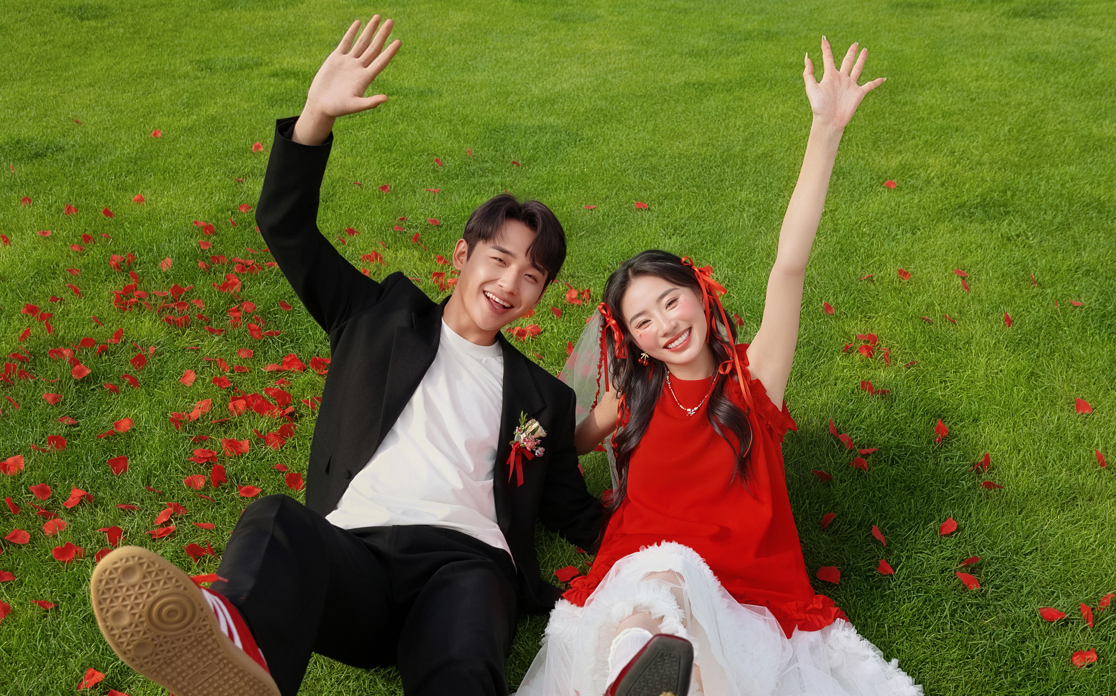 青春纪实风草坪婚纱照