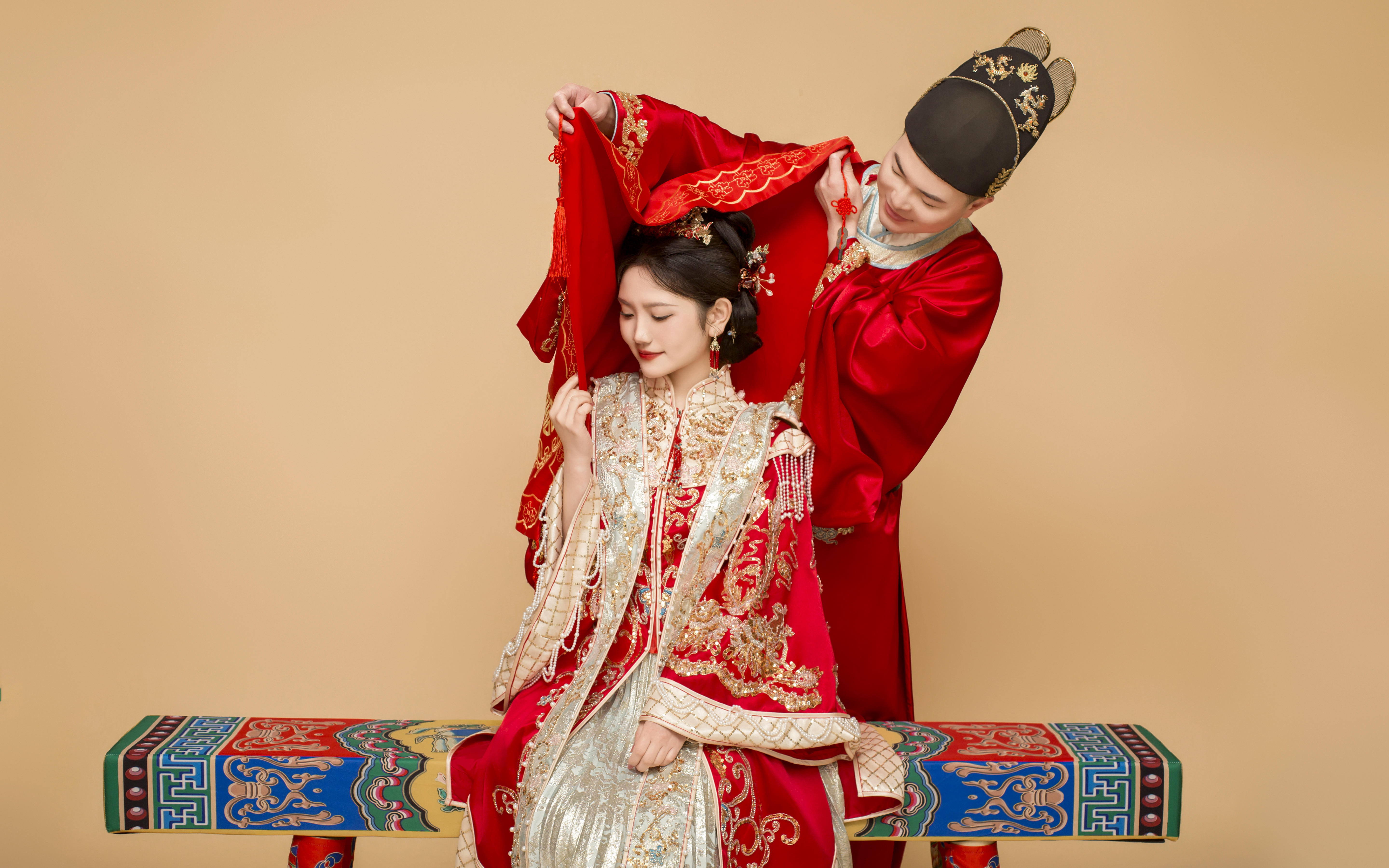 國風(fēng)滿滿的中式漢服婚紗照，用中式浪漫傳遞動人的情