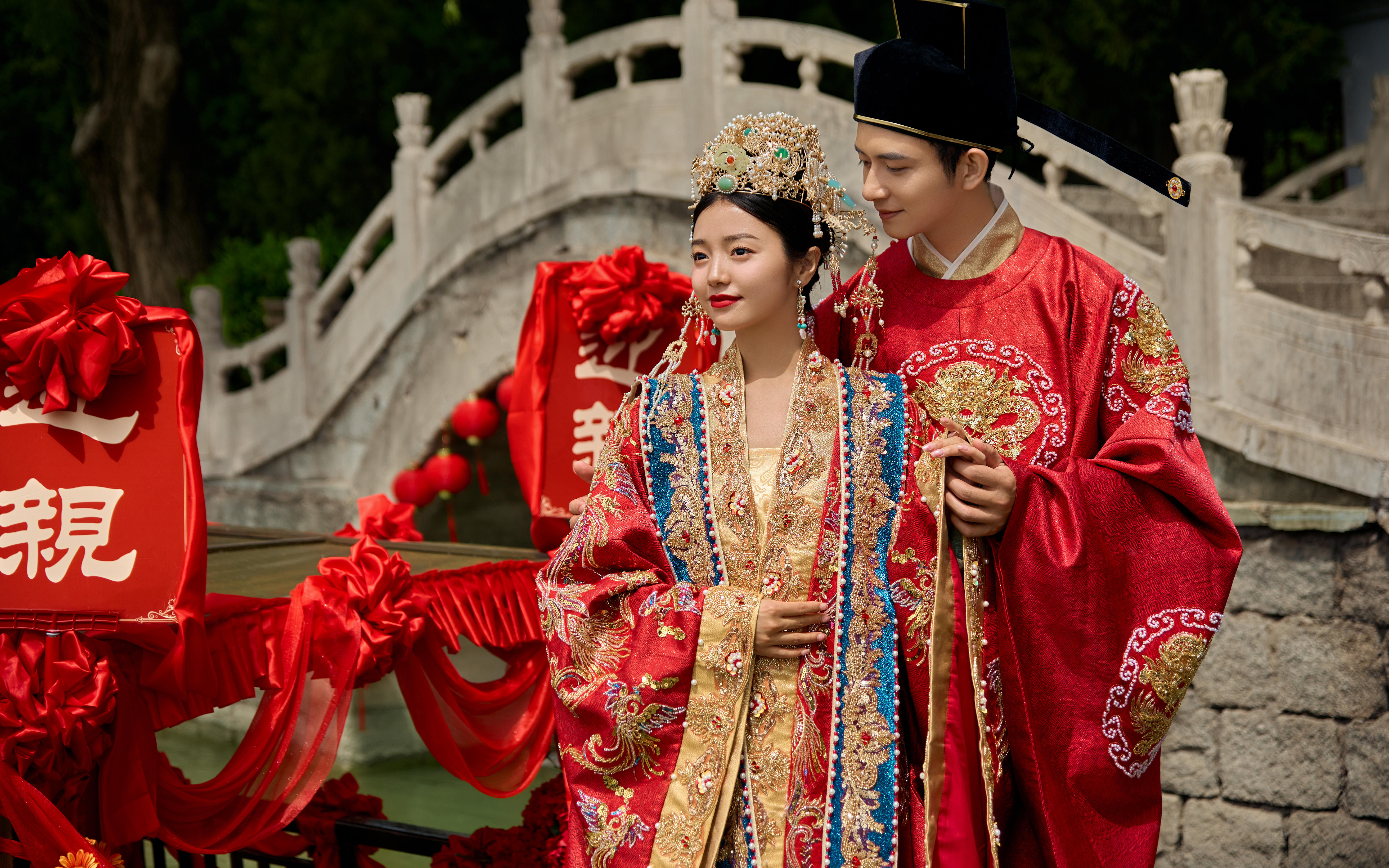 老公在拍汉服婚纱照时借了两条船来！