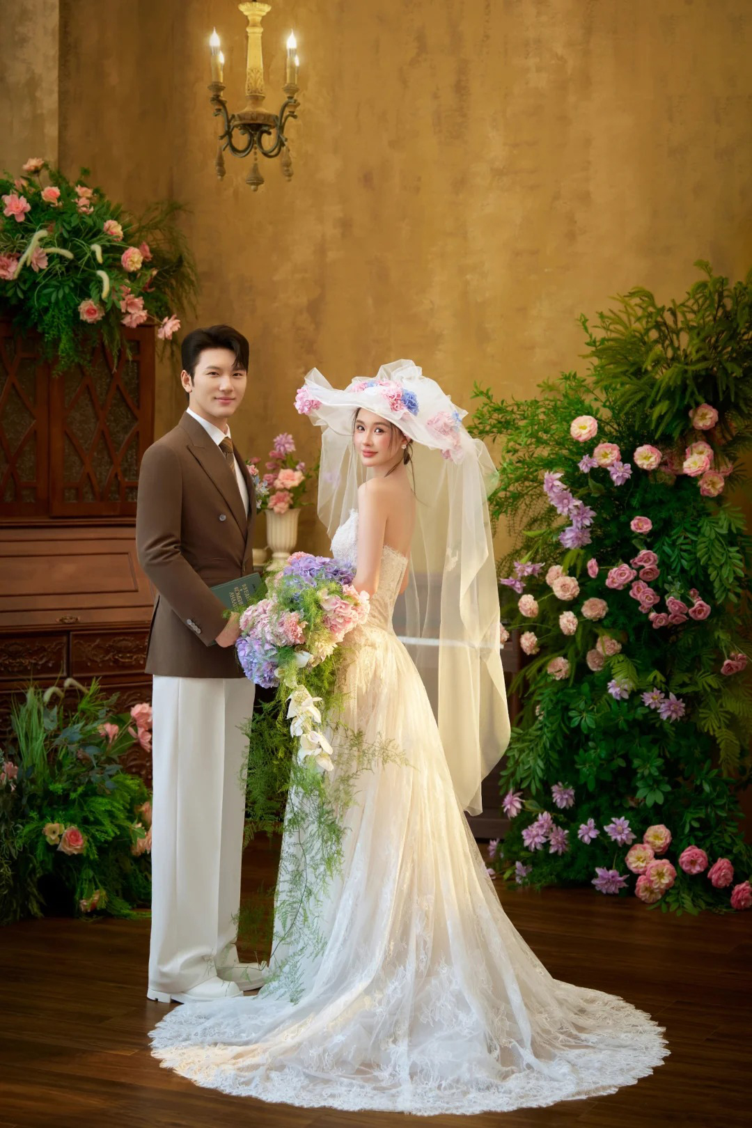 氛围感文艺油画婚照